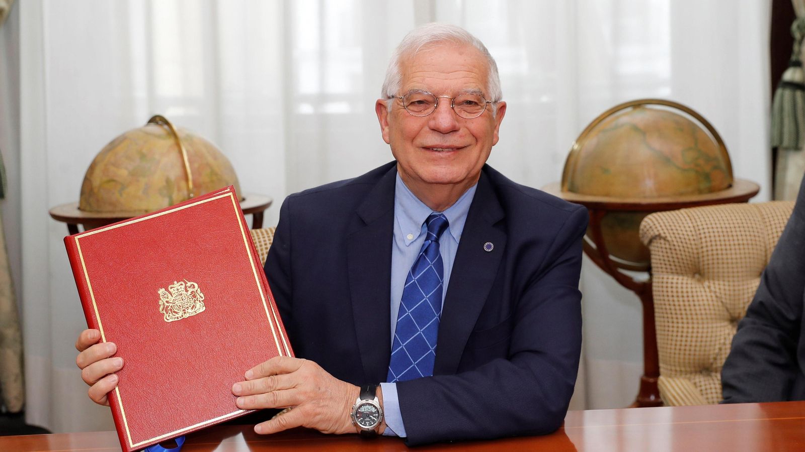 El exministro Josep Borrell posa con el Tratado Fiscal tras haberlo firmado en marzo de 2019. El exministro Josep Borrell posa con el Tratado Fiscal tras haberlo firmado en marzo de 2019.