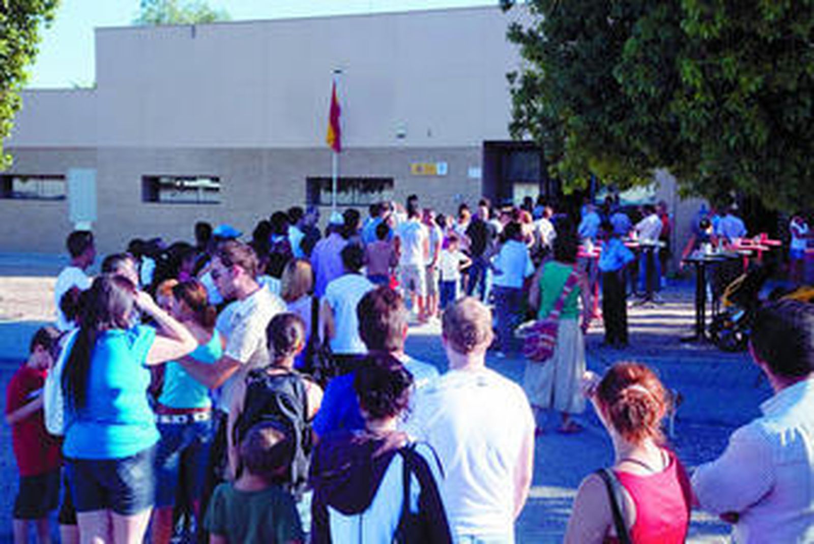 Cientos de personas esperan su turno a primera hora de la mañana en la Comisaría de Tablada.