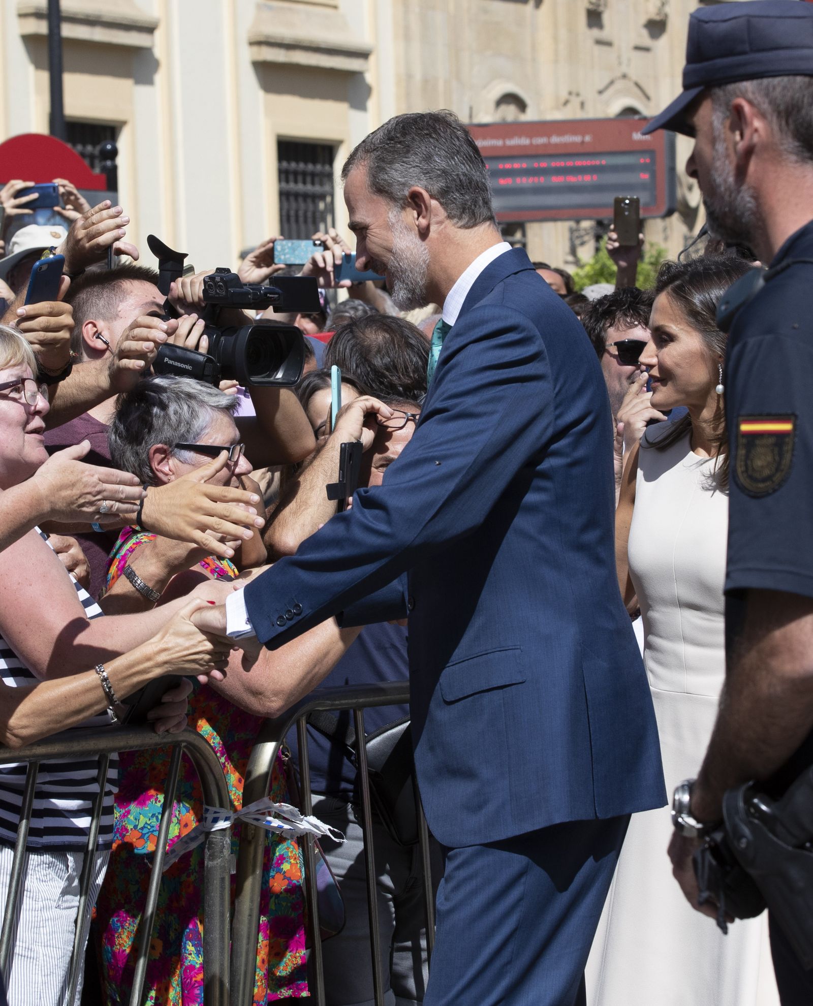 La visita de los Reyes a la exposición 'El viaje más largo', en imágenes