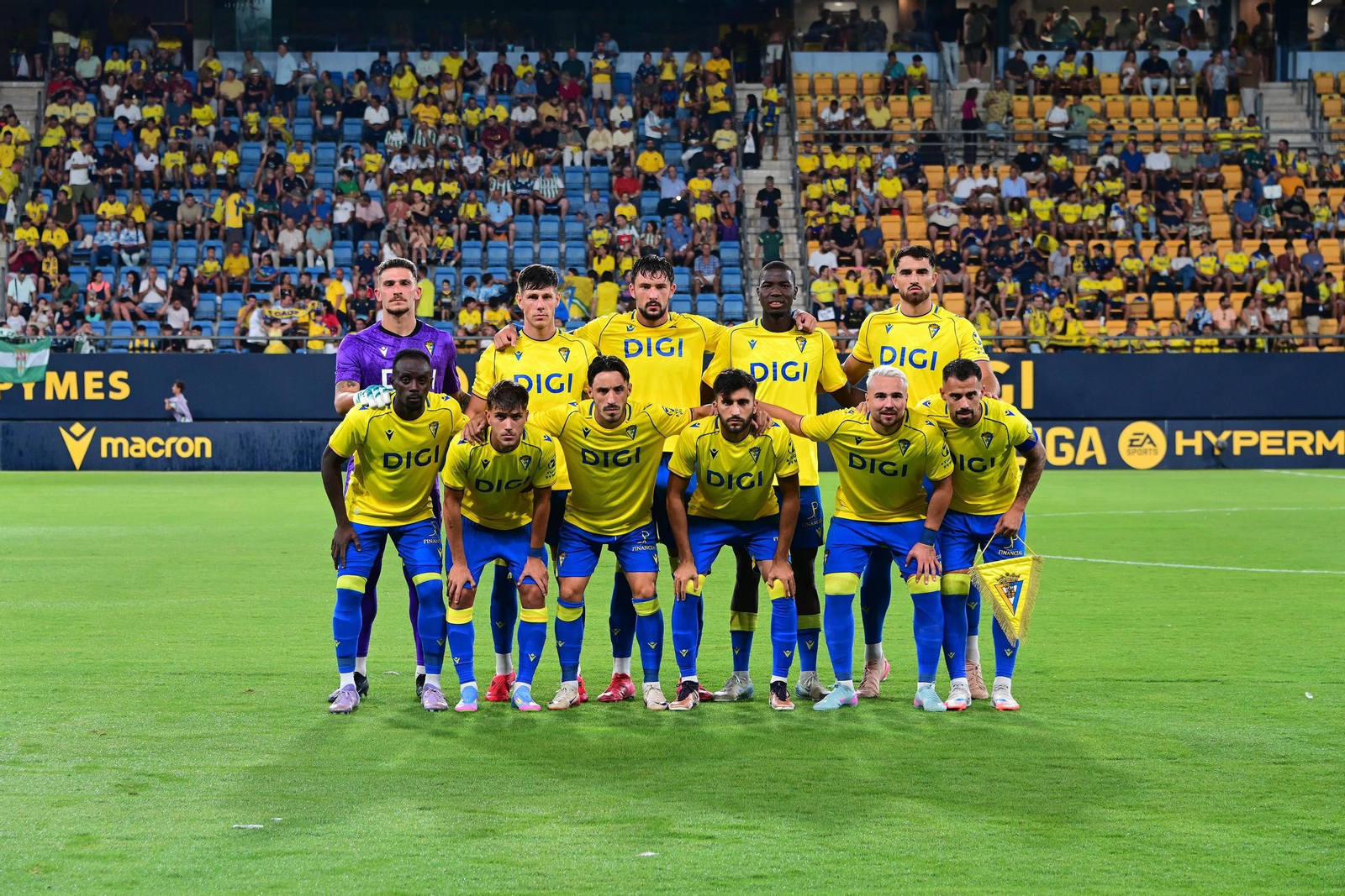 Formación del Cádiz en el Trofeo Caranza.