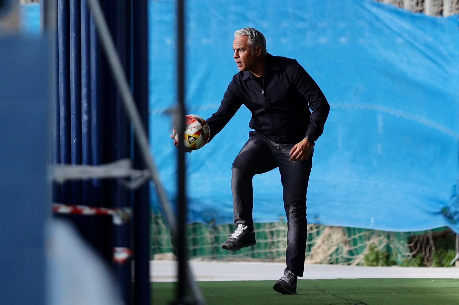 Sergio Pellicer controla un balón suelto ayer en La Federación.