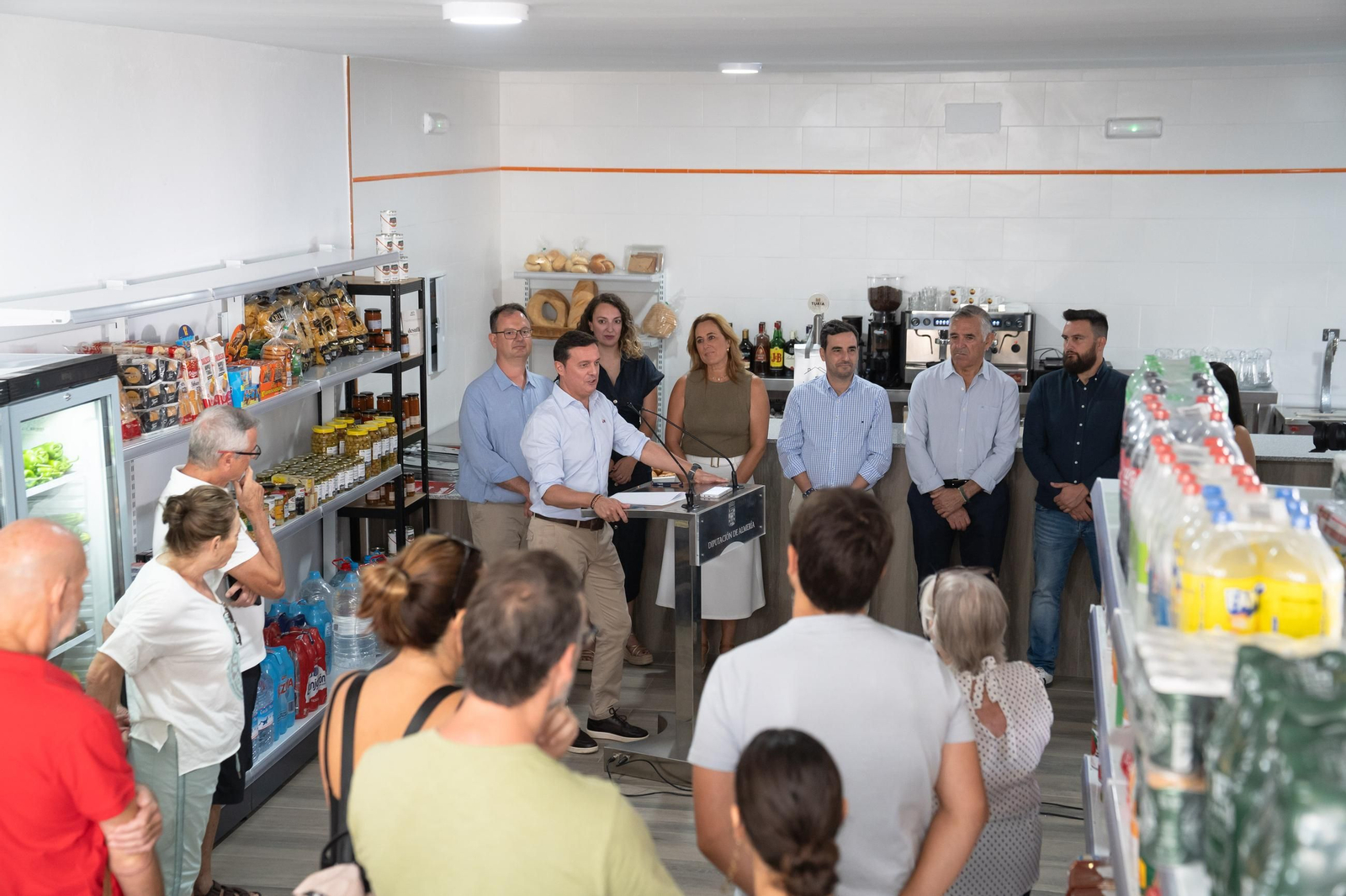 Javier A. García y autoridades durante la inauguración del bar-tienda 'Lo de Andrea'.