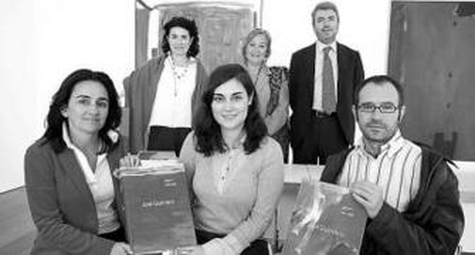 Yolanda Romero, Inés Vallejo y Francisco Baena con el catálogo.