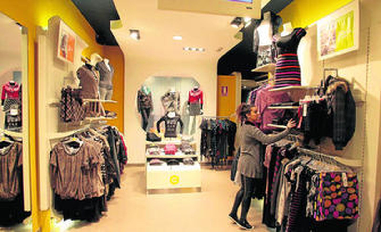 Arriba, el escaparate de Cache Cache en la calle O'Donnell y abajo uno de los espacios del interior de la tienda.