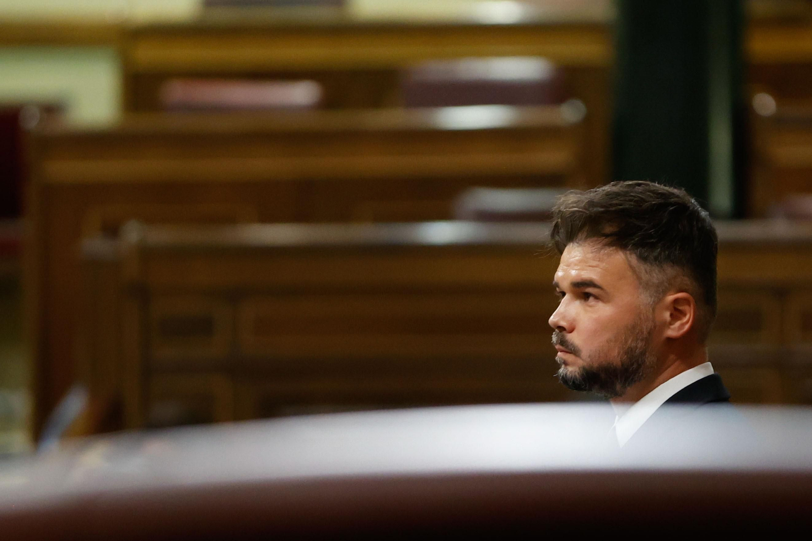 Gabriel Rufián, con gesto serio en el Congreso.