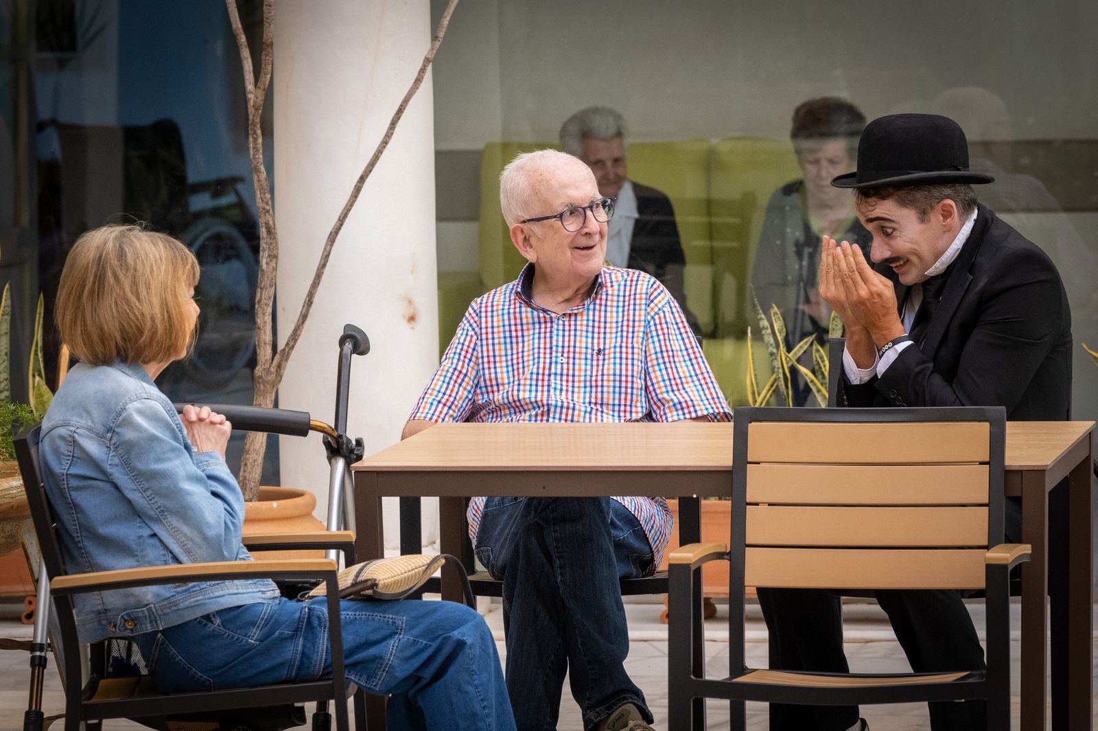 En imágenes, Charlot lleva la magia del cine a la residencia Fragela de Cádiz