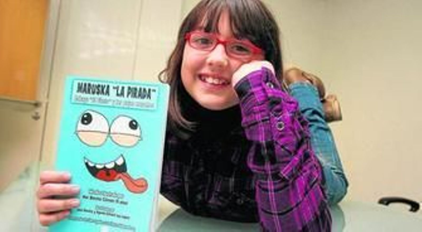 Imágenes. Arriba, la pequeña Mar con un ejemplar de su libro. Y, abajo, dos de las ilustraciones que aparecen en la publicación.