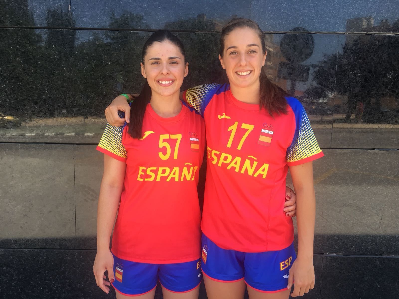 Paula Valdivia y Jennifer Gutiérrez.