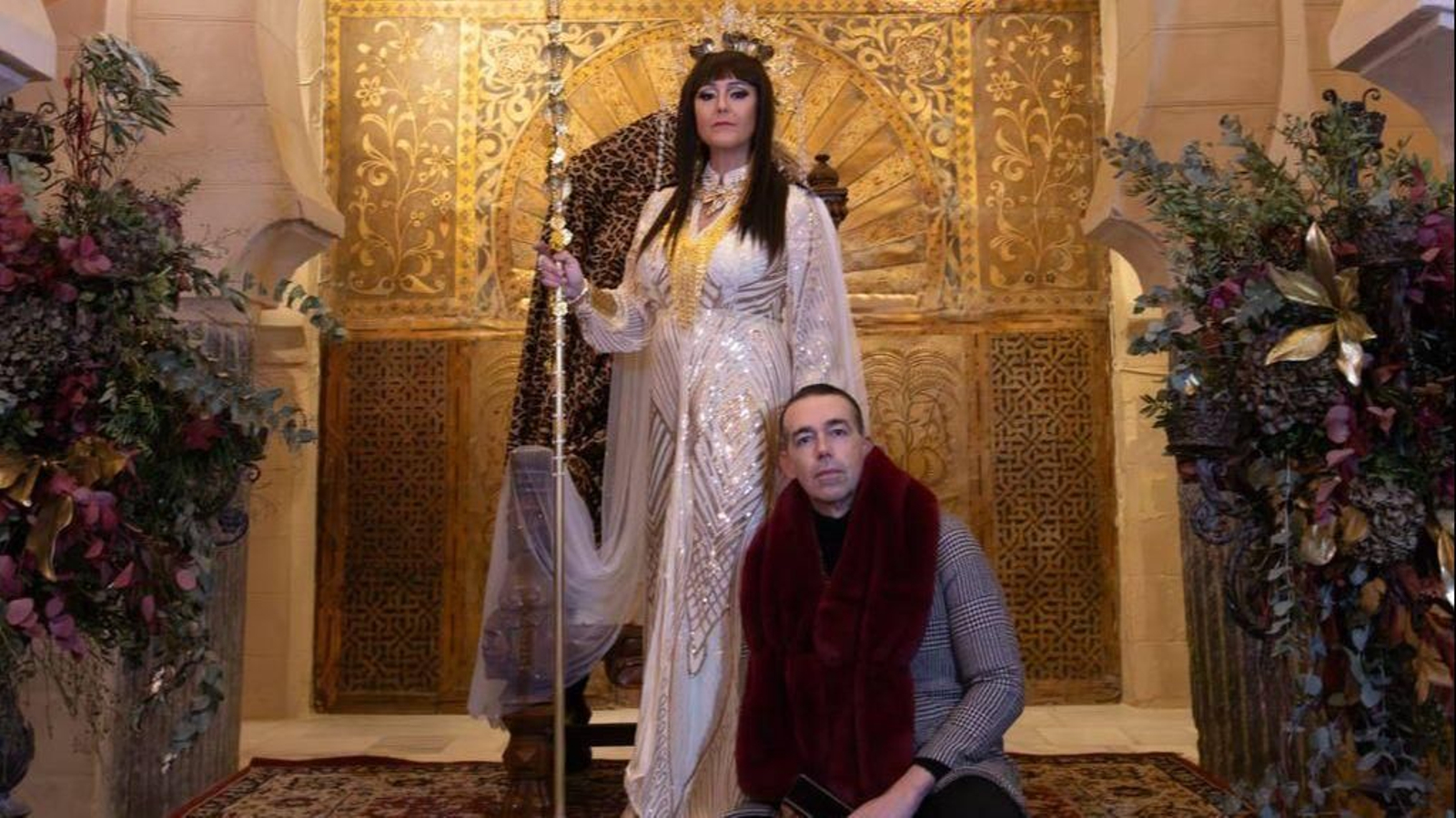 La reina de Egipto, con el concejal de Fiestas.