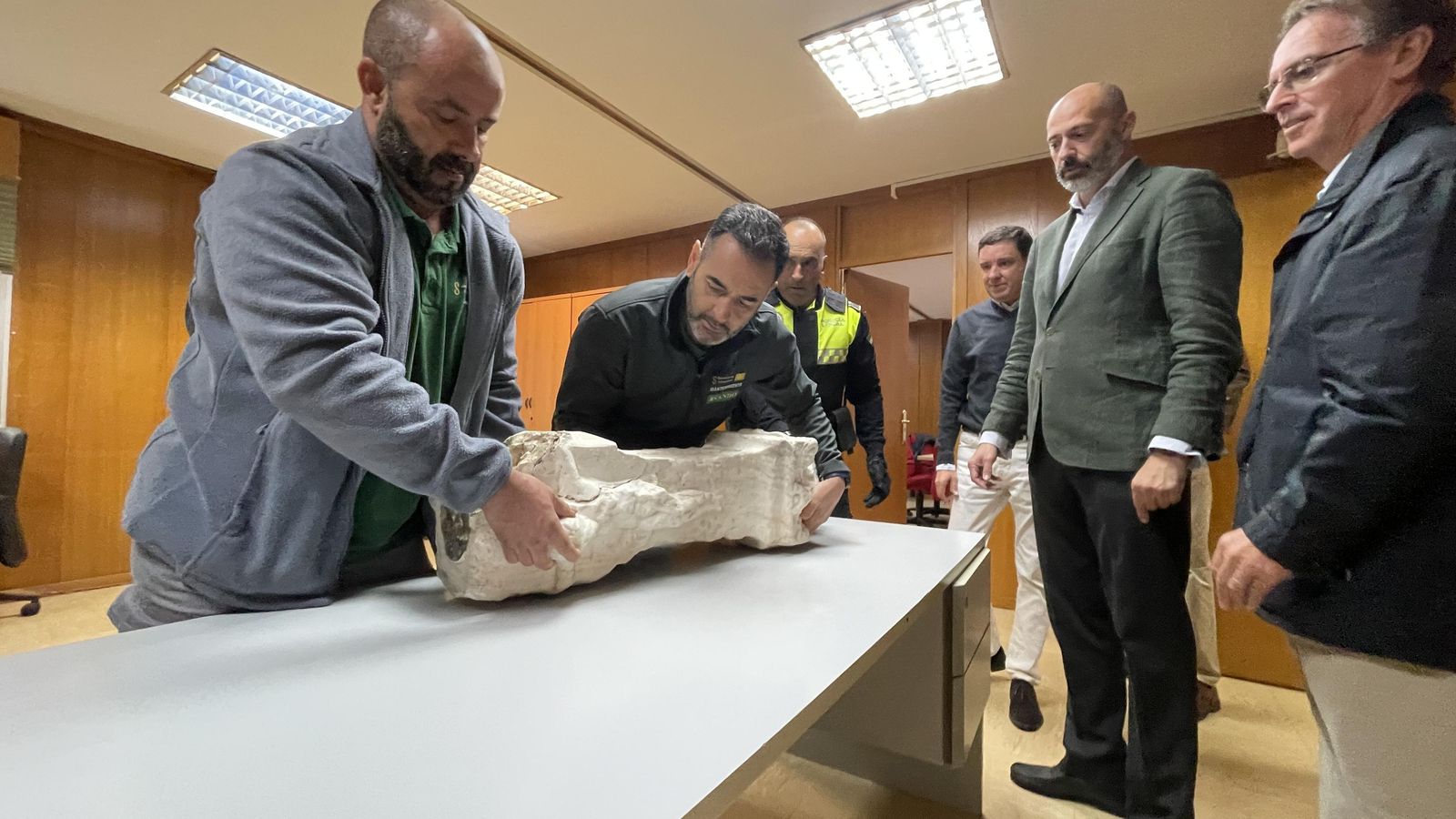 La cruz depositada en las instalaciones de la Gerencia de Urbanismo.