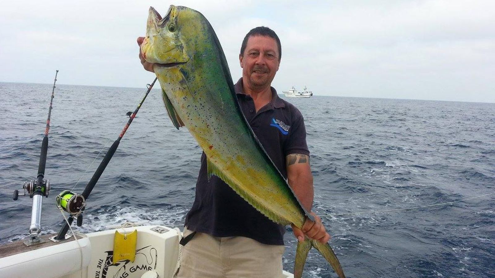 Paco Esparragosa muestra una llampuga de gran porte