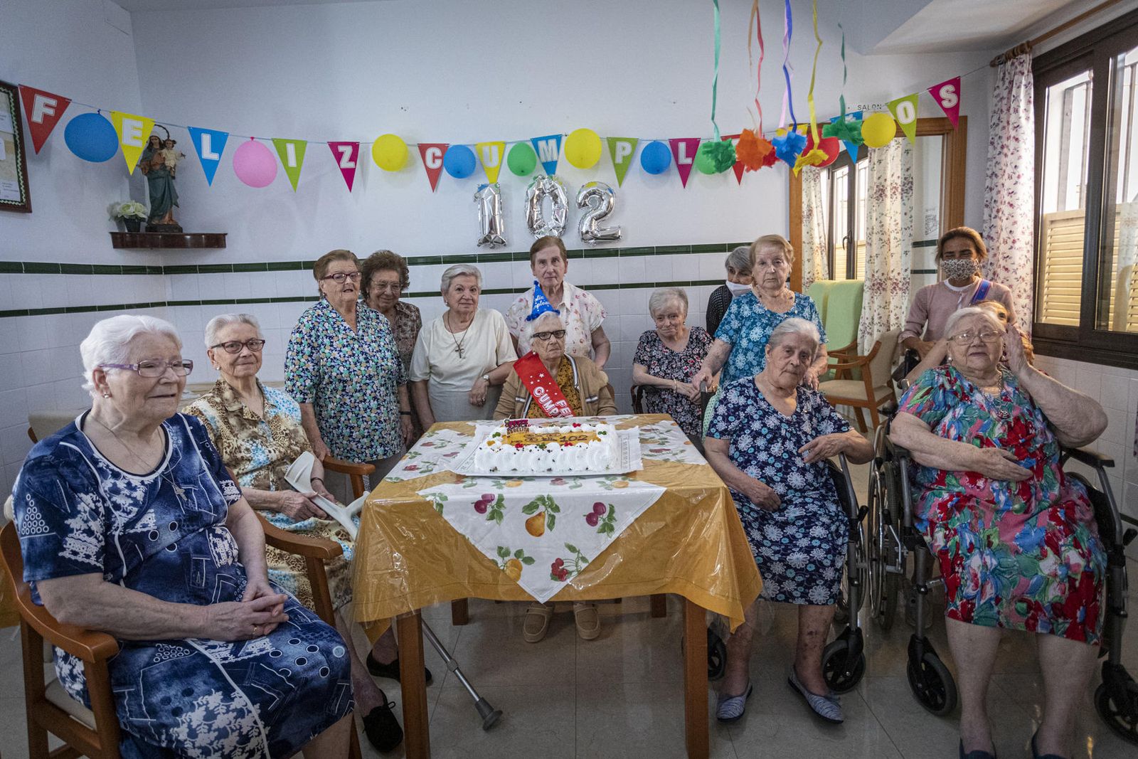 Lucía celebra junto a su familia y sus compañeras de residencia su 102 cumpleaños.