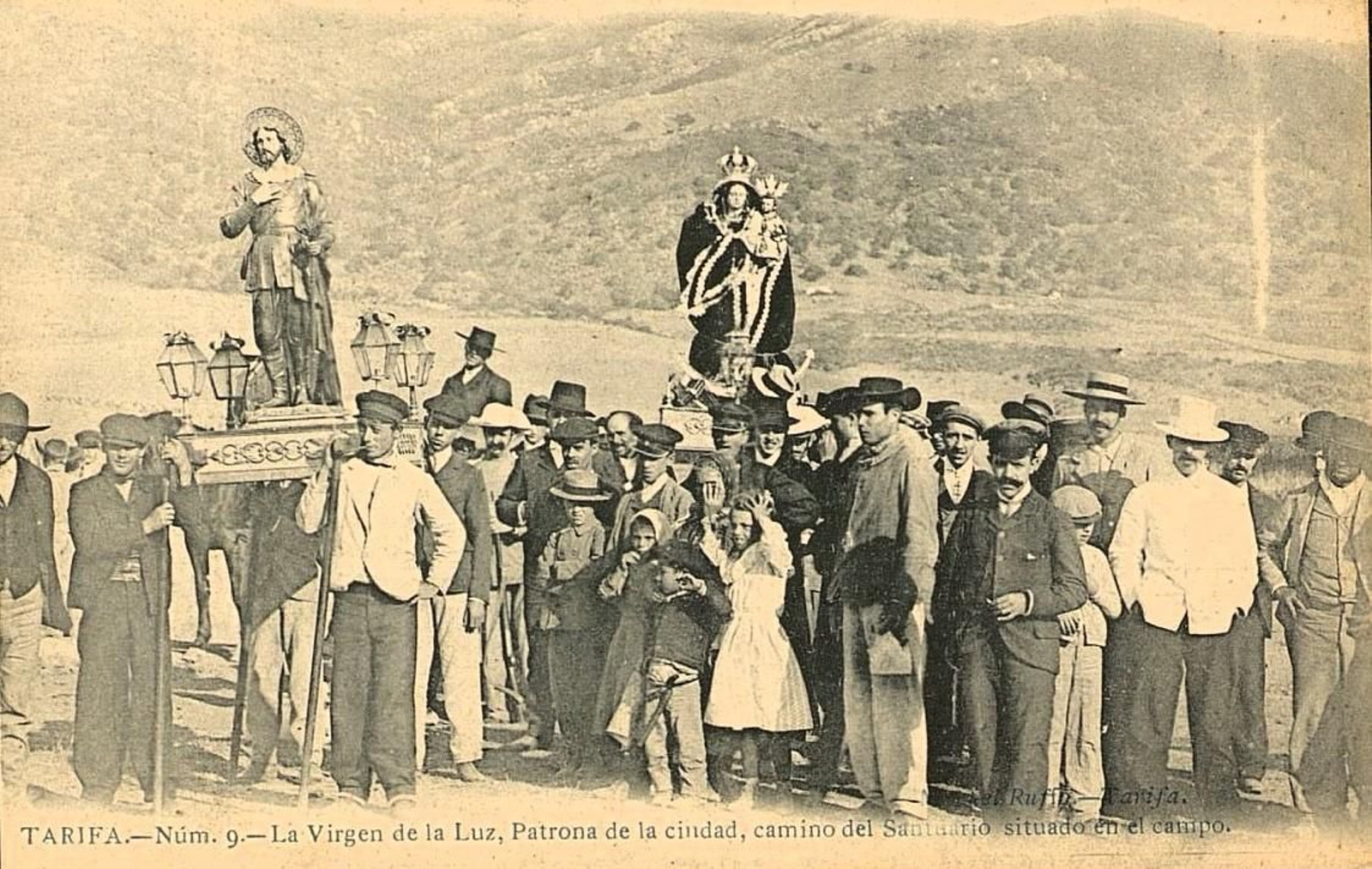 Romería al santuario de la Luz a comienzos del siglo XX con las imágenes de la Virgen y San Isidro.