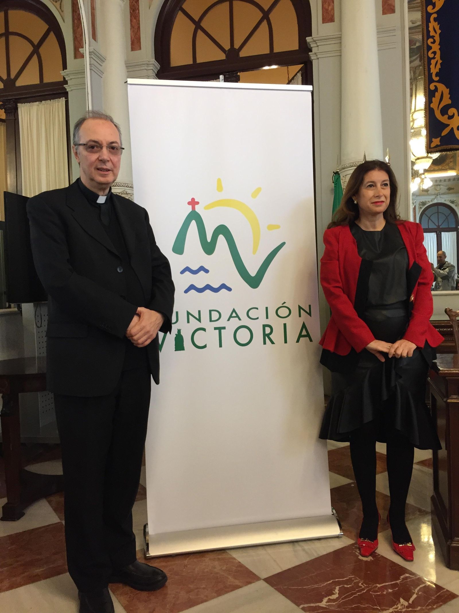 El sacerdote y compositor Marco Frisina, junto a la concejal de Cultura de Málaga, Gemma del Corral, ayer, en la presentación.
