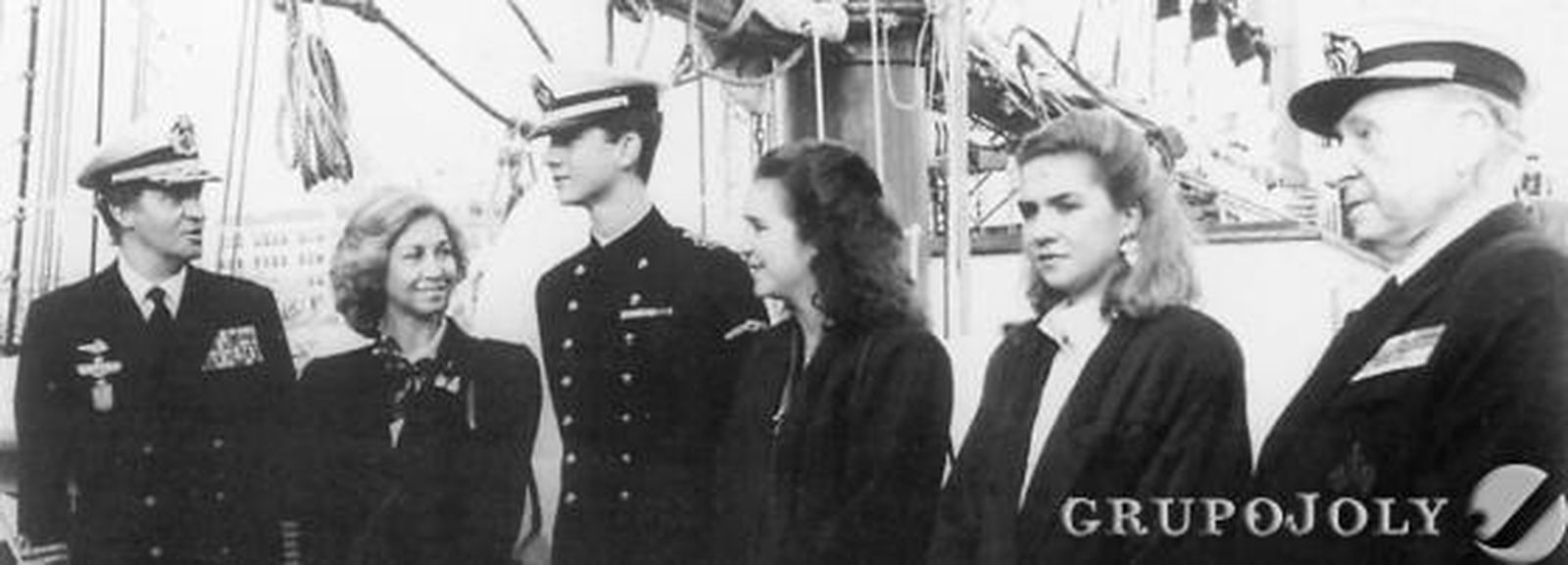 La Familia Real, con don Juan, a bordo del 'Juan Sebastián Elcano' cuando el Príncipe Felipe iniciaba en Cádiz su crucero de instrucción./Diario de Cádiz
