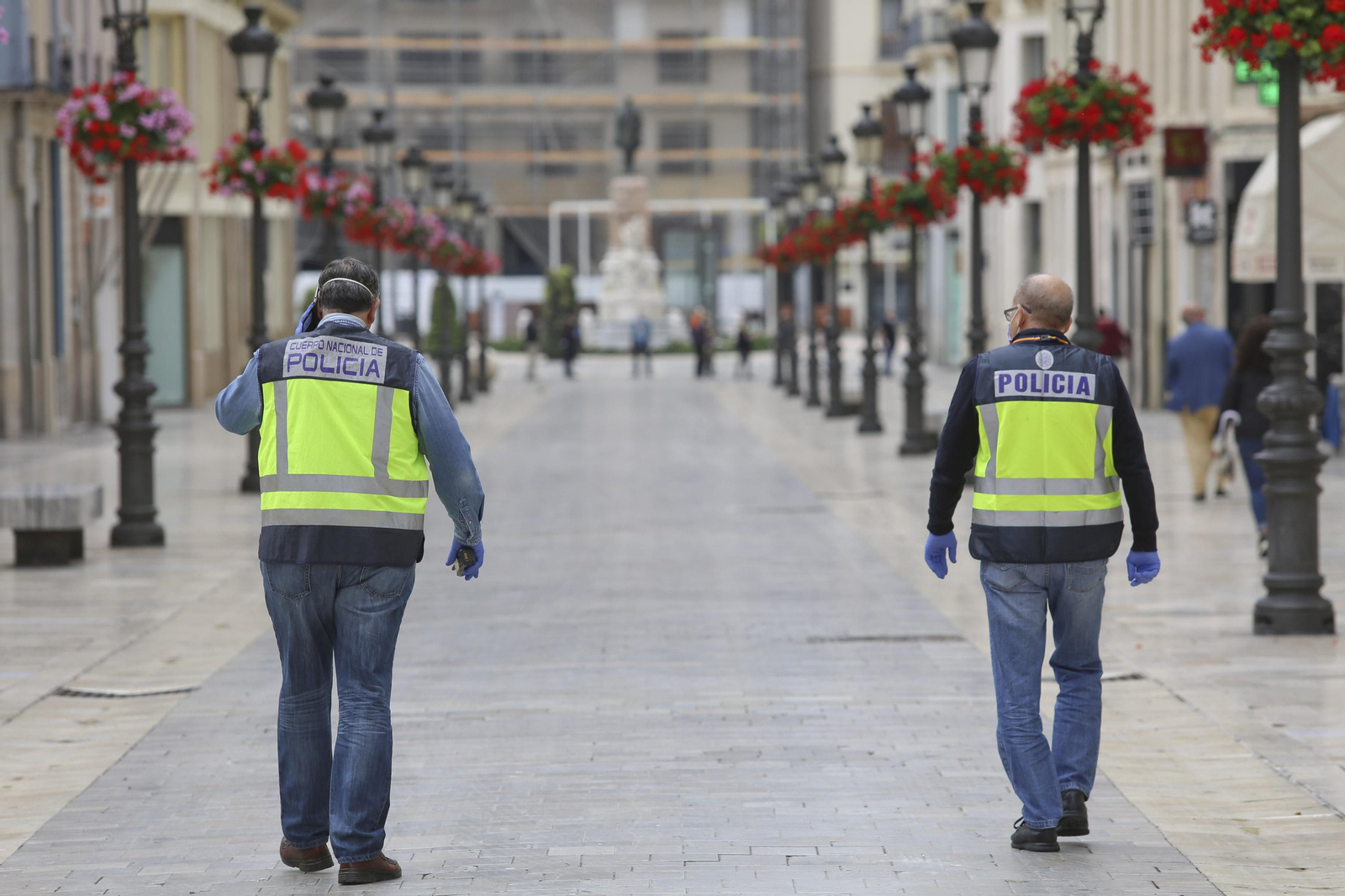 Agentes de la Policía recorren la calle Larios.