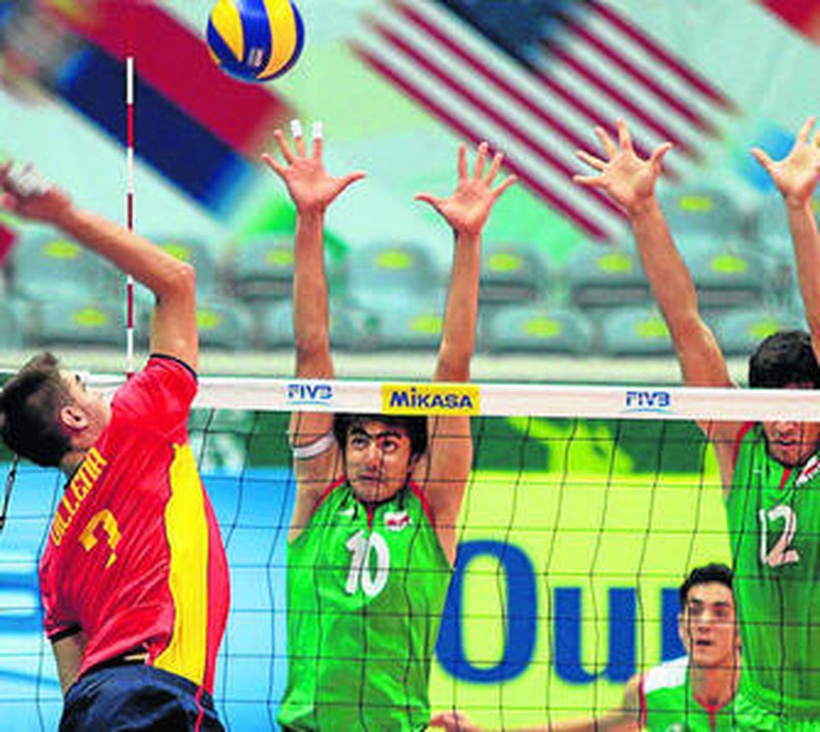 Andrés Villena salta al remate ante el bloqueo de dos iraníes.