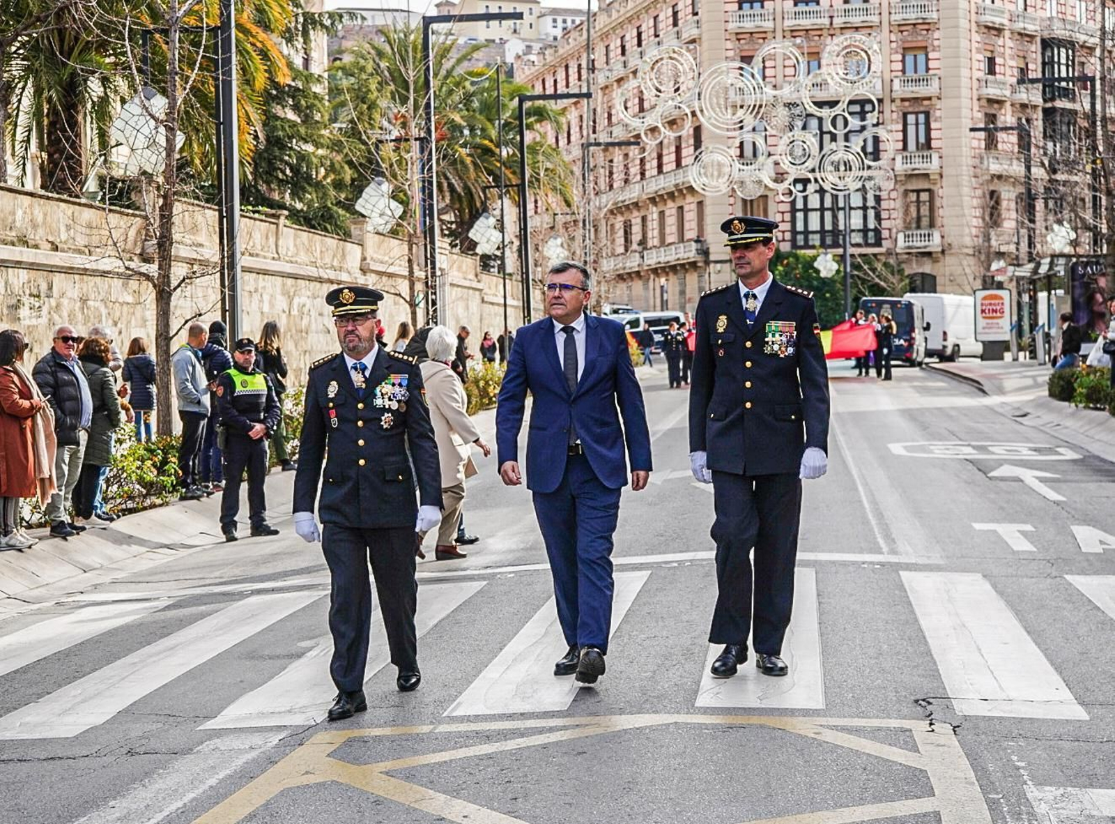 Fotogalería: Granada iza la bandera de España en el bicentenario de la Policía Nacional