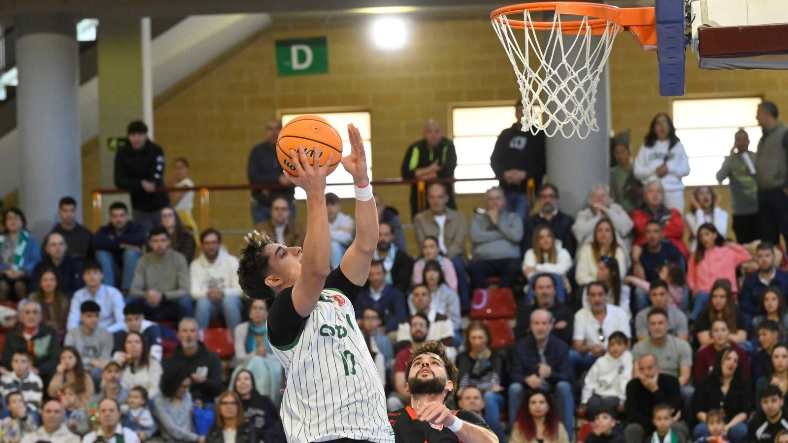 Gonzalo Orozco entra a canasta en un partido del Coto Córdoba en Vista Alegre.