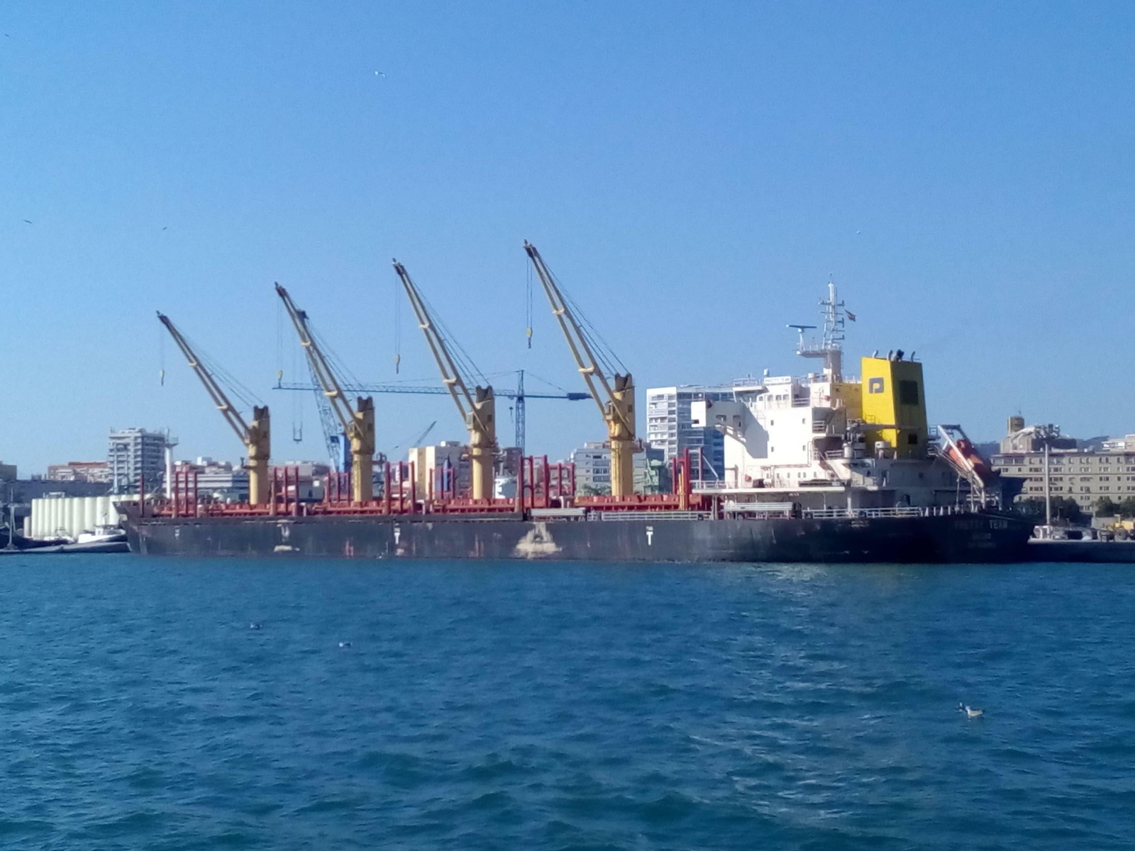 El buque ‘Pretty Team’ atracado en el muelle 7, el domingo, para iniciar su descarga de maíz. El buque ‘Pretty Team’ atracado en el muelle 7, el domingo, para iniciar su descarga de maíz.