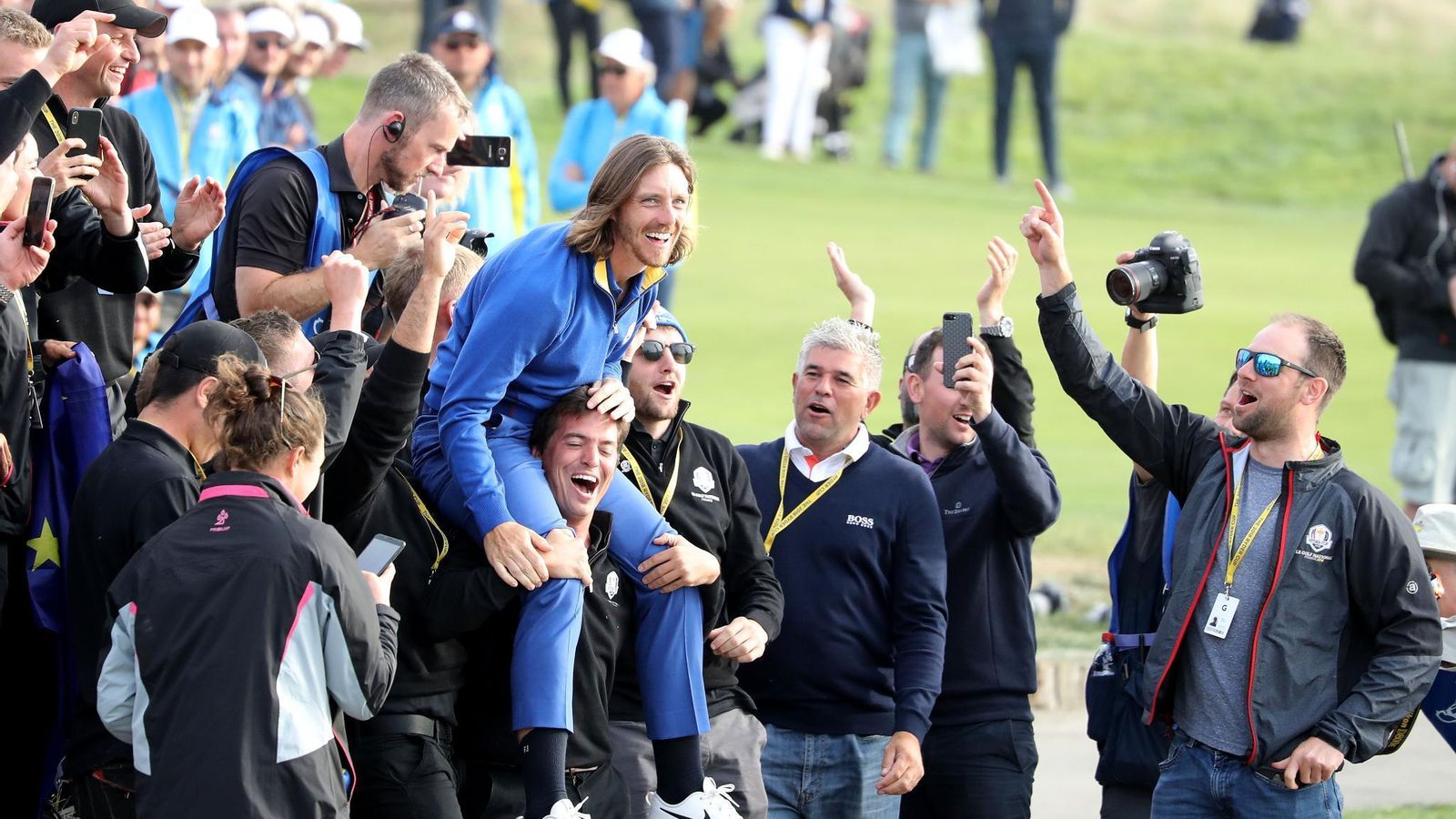 Javier Farrán lleva a hombros a Fleetwood tras la victoria europea.