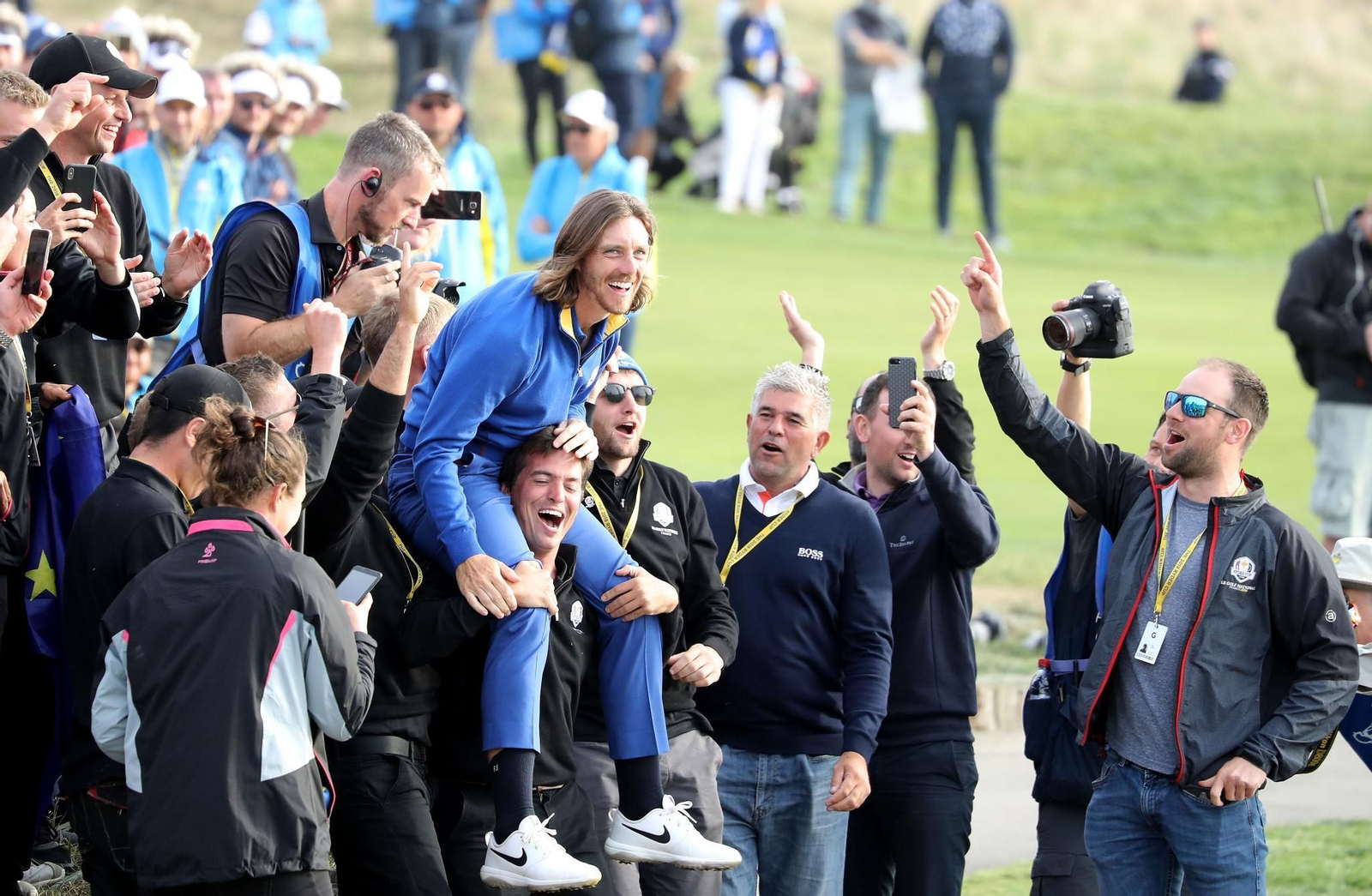 Javier Farrán lleva a hombros a Fleetwood tras la victoria europea.