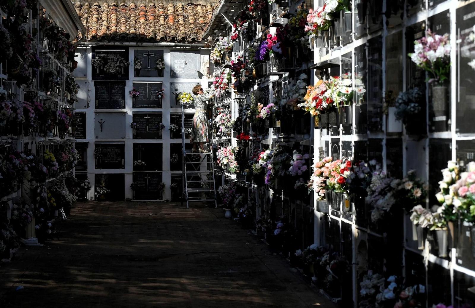 Las imágenes del Día de los Santos en los cementerios de Córdoba