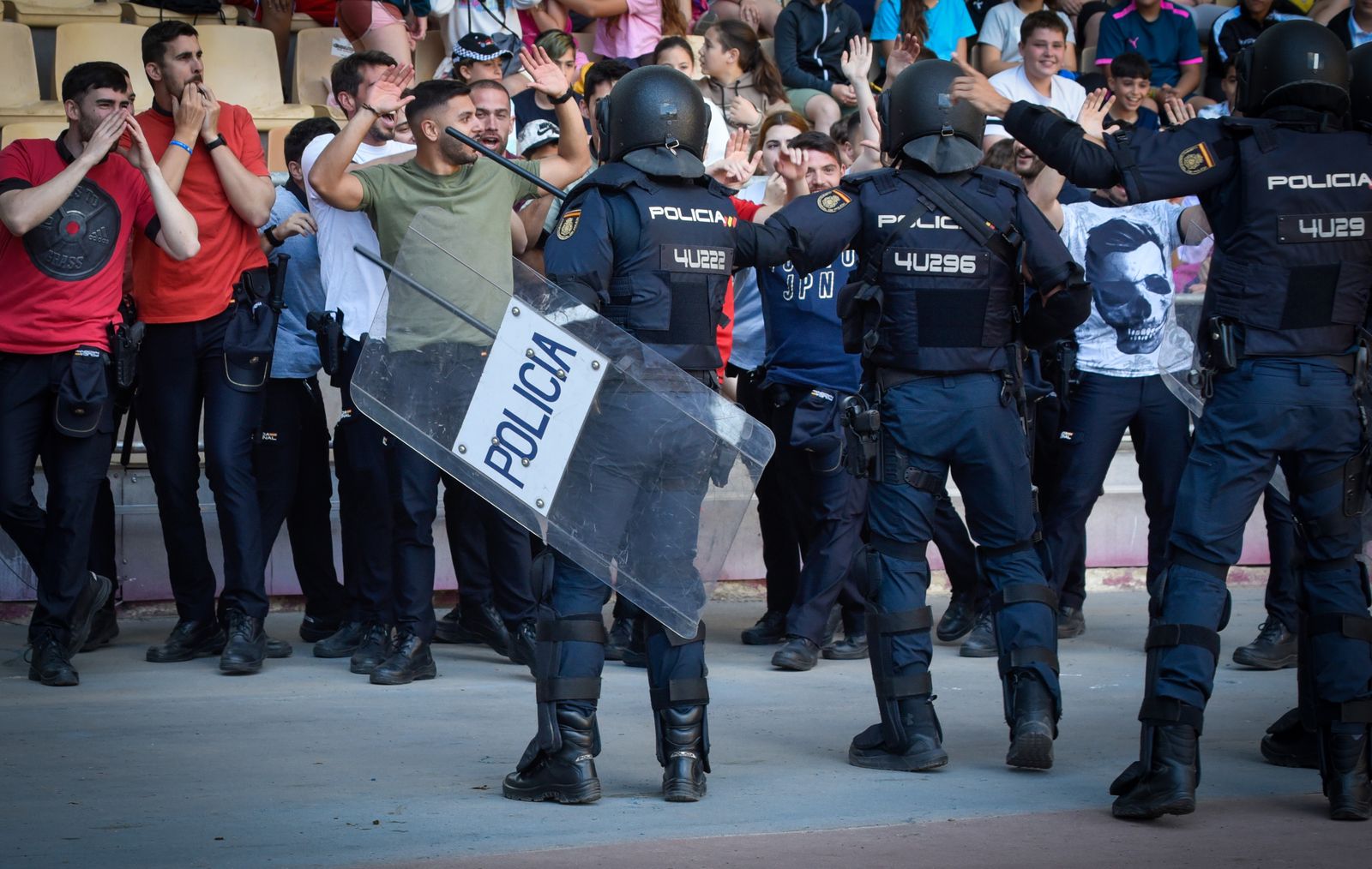 La exhibición policial con participación de la Unidad Aérea, Guías Caninos y Caballería, en imágenes
