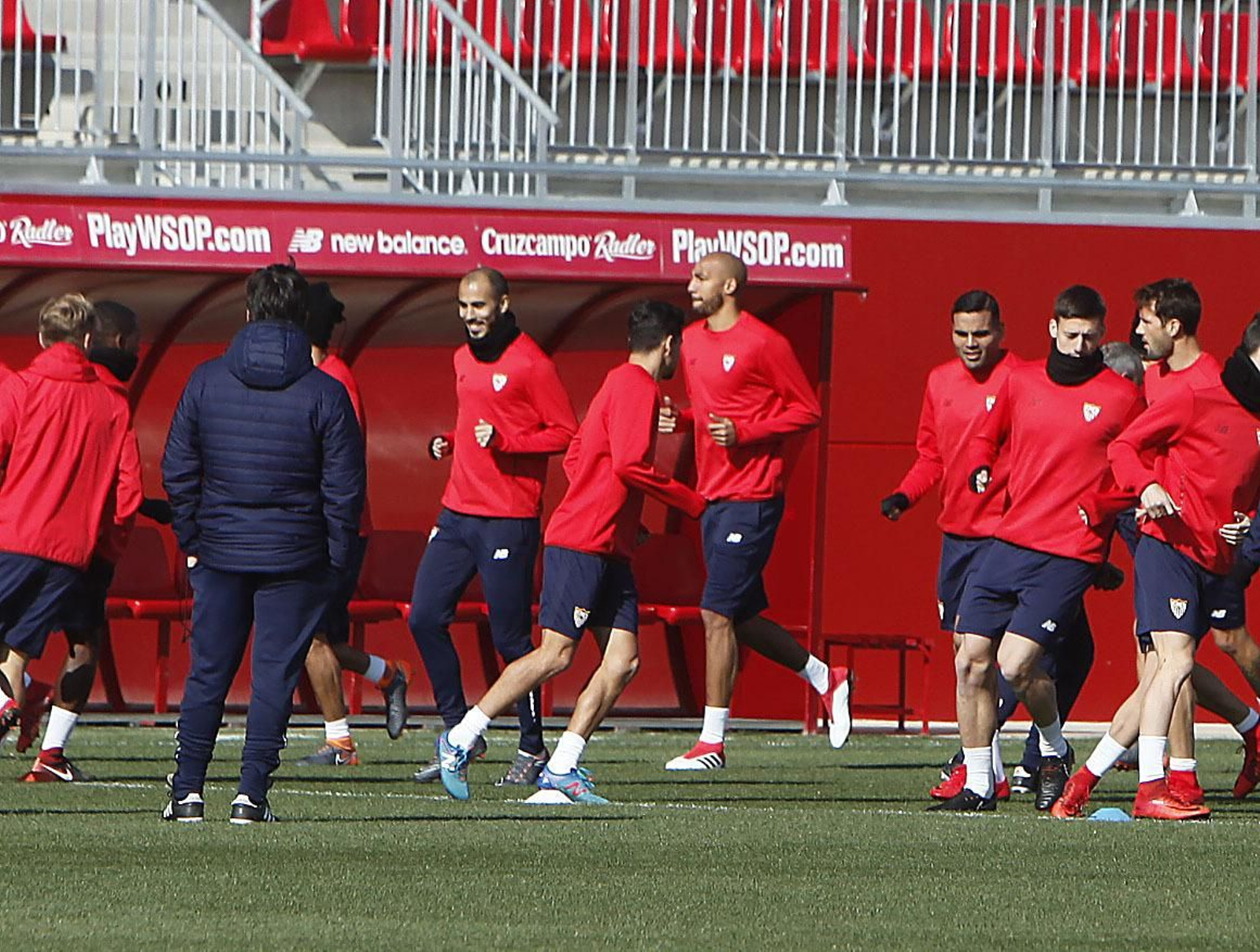 Pizarro, Jesús Navas, N'Zonzi, Mercado y Lenglet pasan por delante de Vincenzo Montella en un ejercicio de activación durante la sesión de trabajo de ayer.