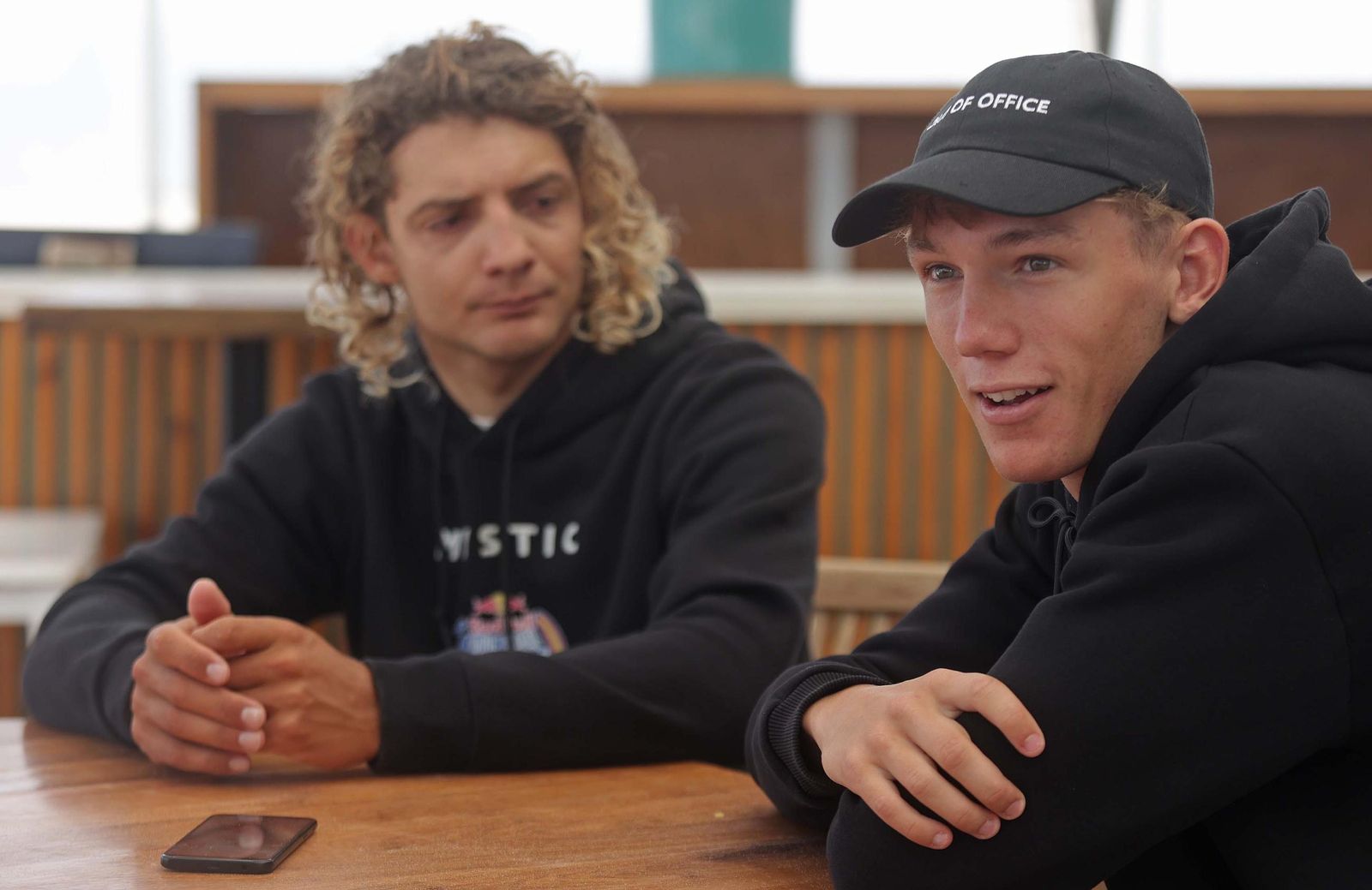 Fotos de Lorenzo Casati y Valentin Hoenderop, participantes del Red Bull King of the Air Tarifa 2025