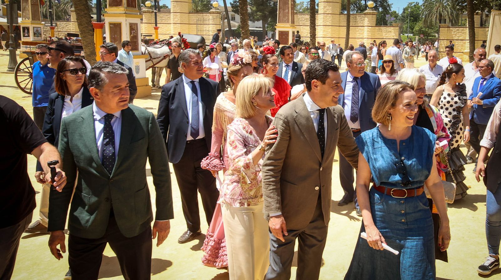 Juanma Moreno se pasea por la feria de Jerez 2023