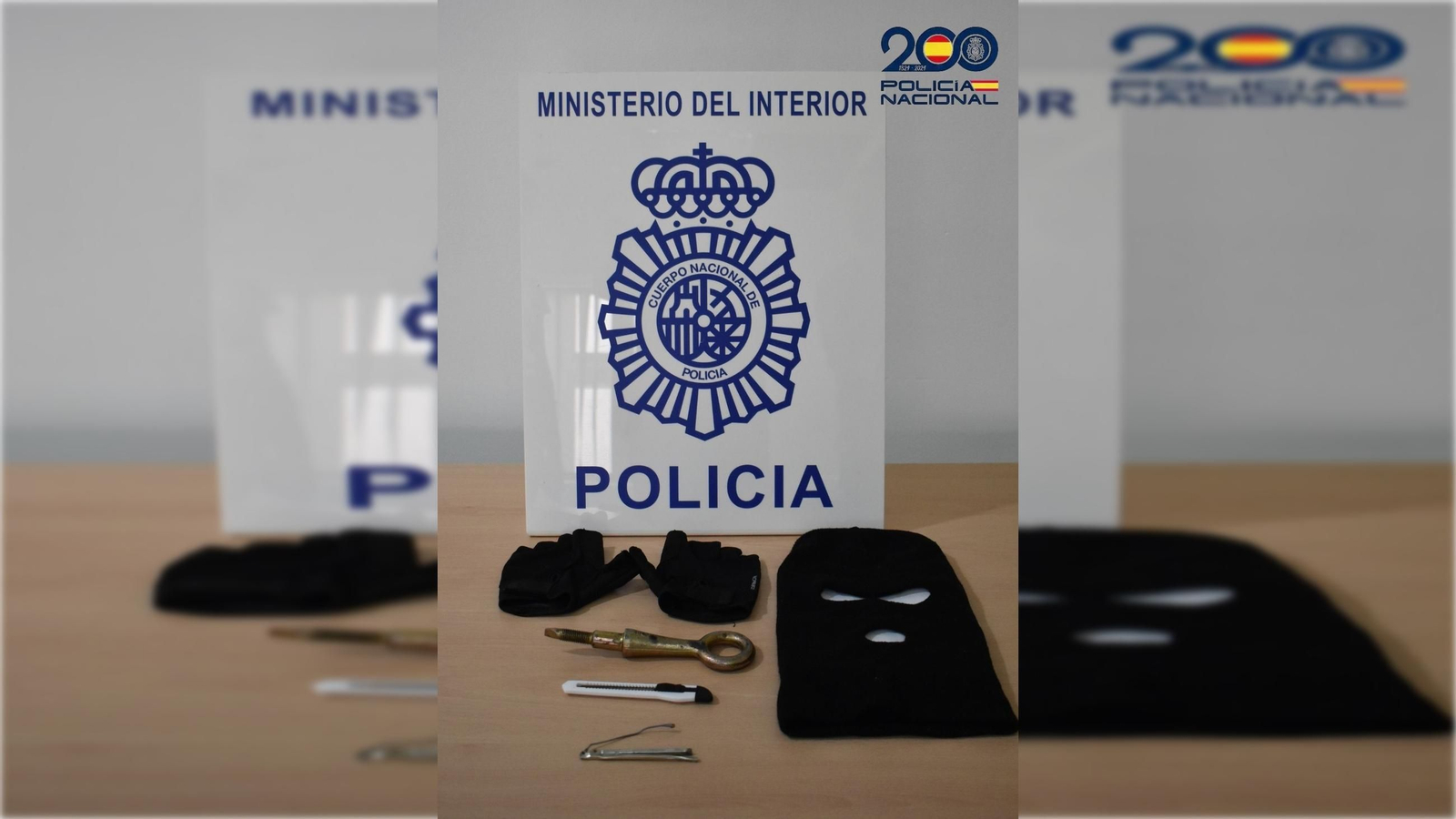 Un pasamontañas, una ganzúa y un 'cutter', útiles estos usados por el ladrón para forzar las cerraduras de los vehículos. Un pasamontañas, una ganzúa y un 'cutter', útiles estos usados por el ladrón para forzar las cerraduras de los vehículos.