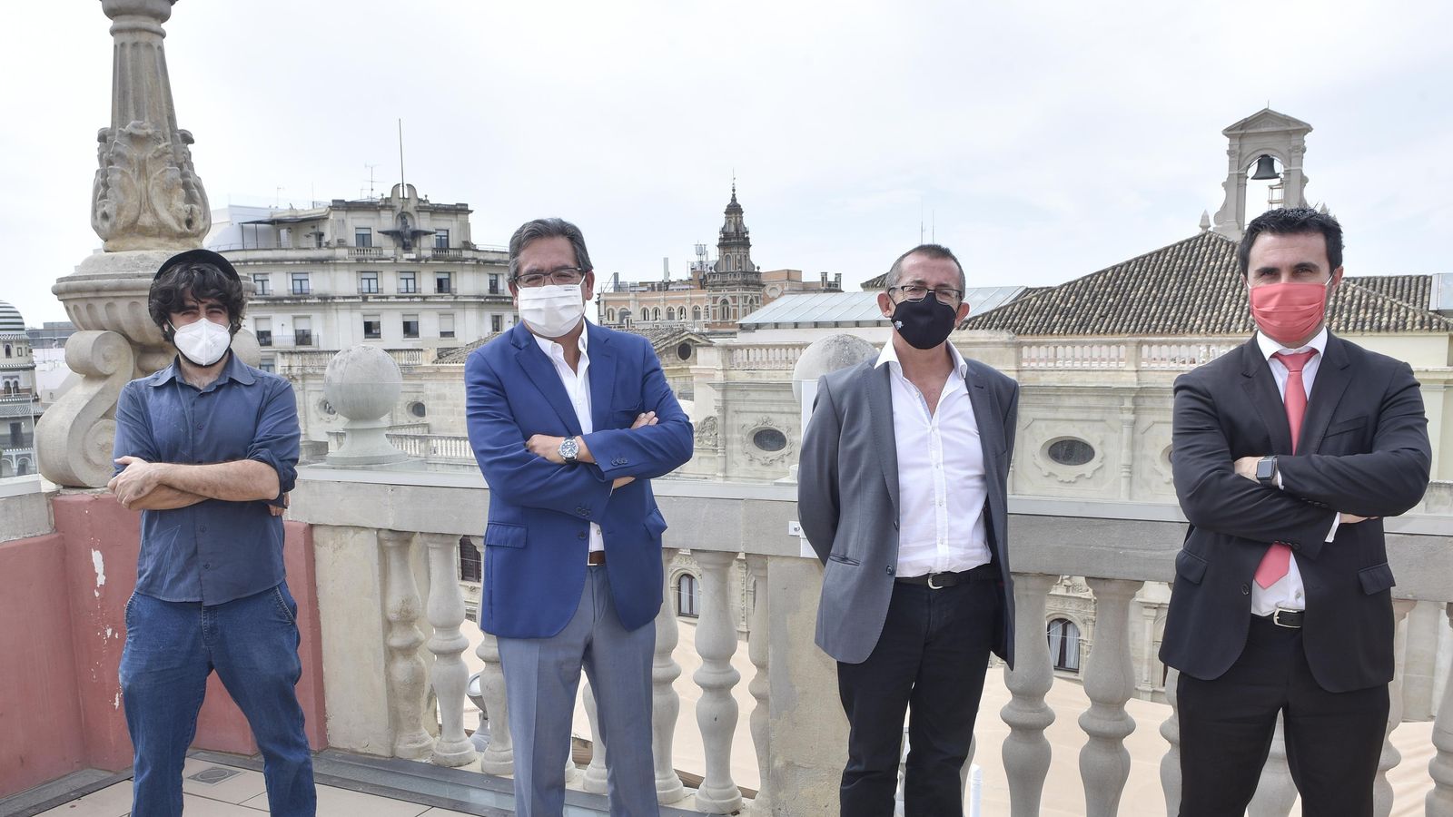 Los autores con Antonio Pulido, de la Fundación Cajasol, y Pablo Morillo, de la Fundación Lara.