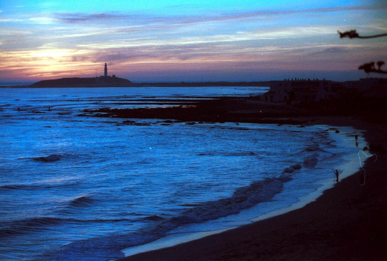 Atardecer en el faro de Trafalgar desde la playa de Caños de Meca.