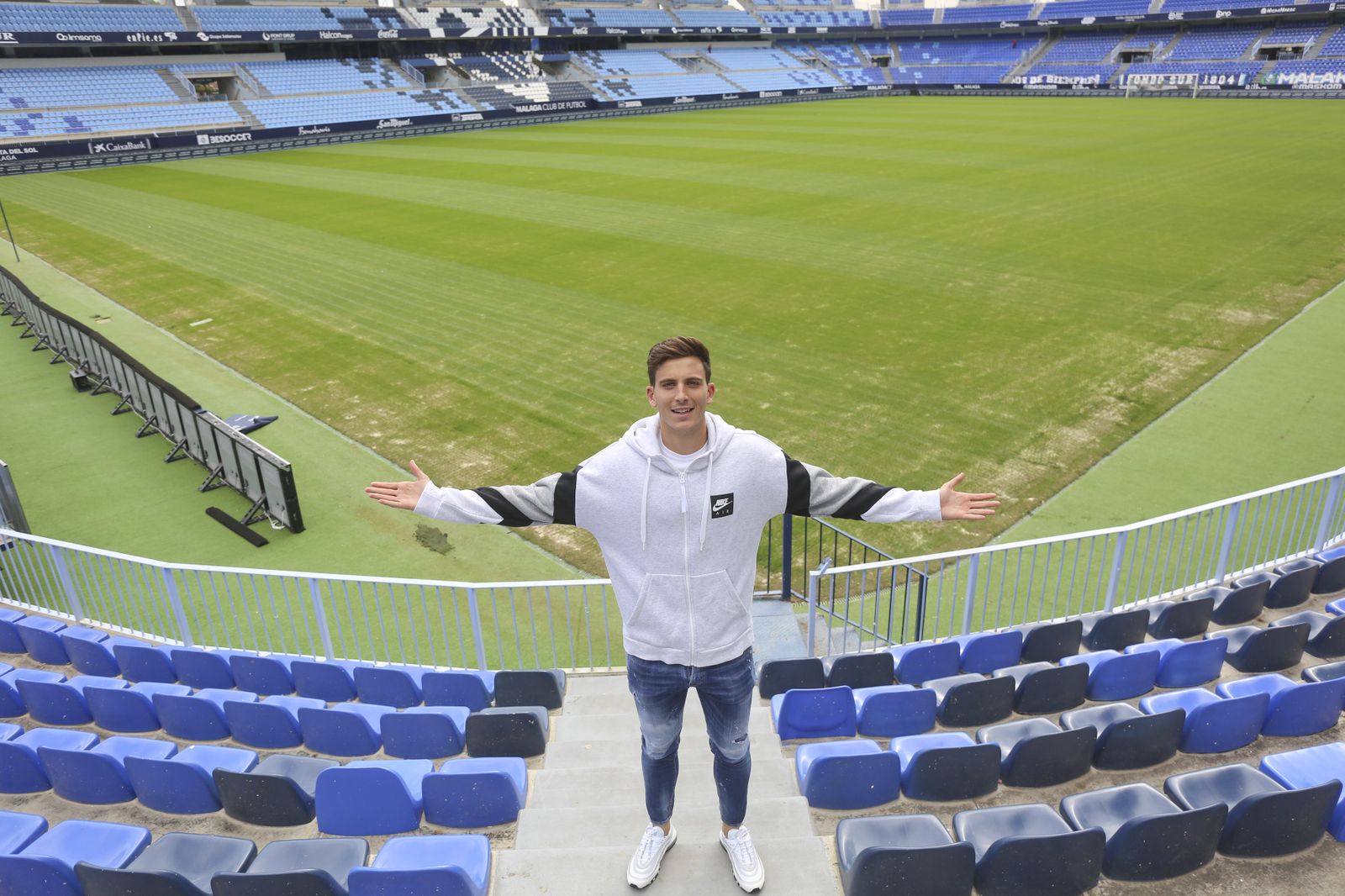Pau Torres posa en la grada de La Rosaleda para 'Málaga Hoy'