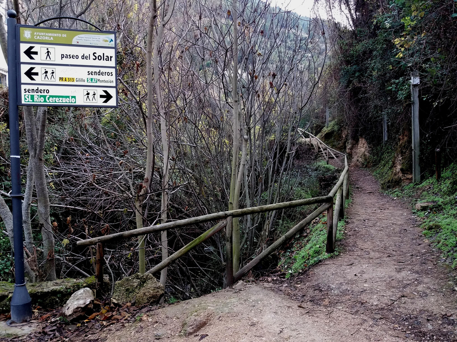 Desde el casco urbano de Cazorla puedes acceder a este sendero idílico del río Cerezuelo, una ruta circular de dificultad media.