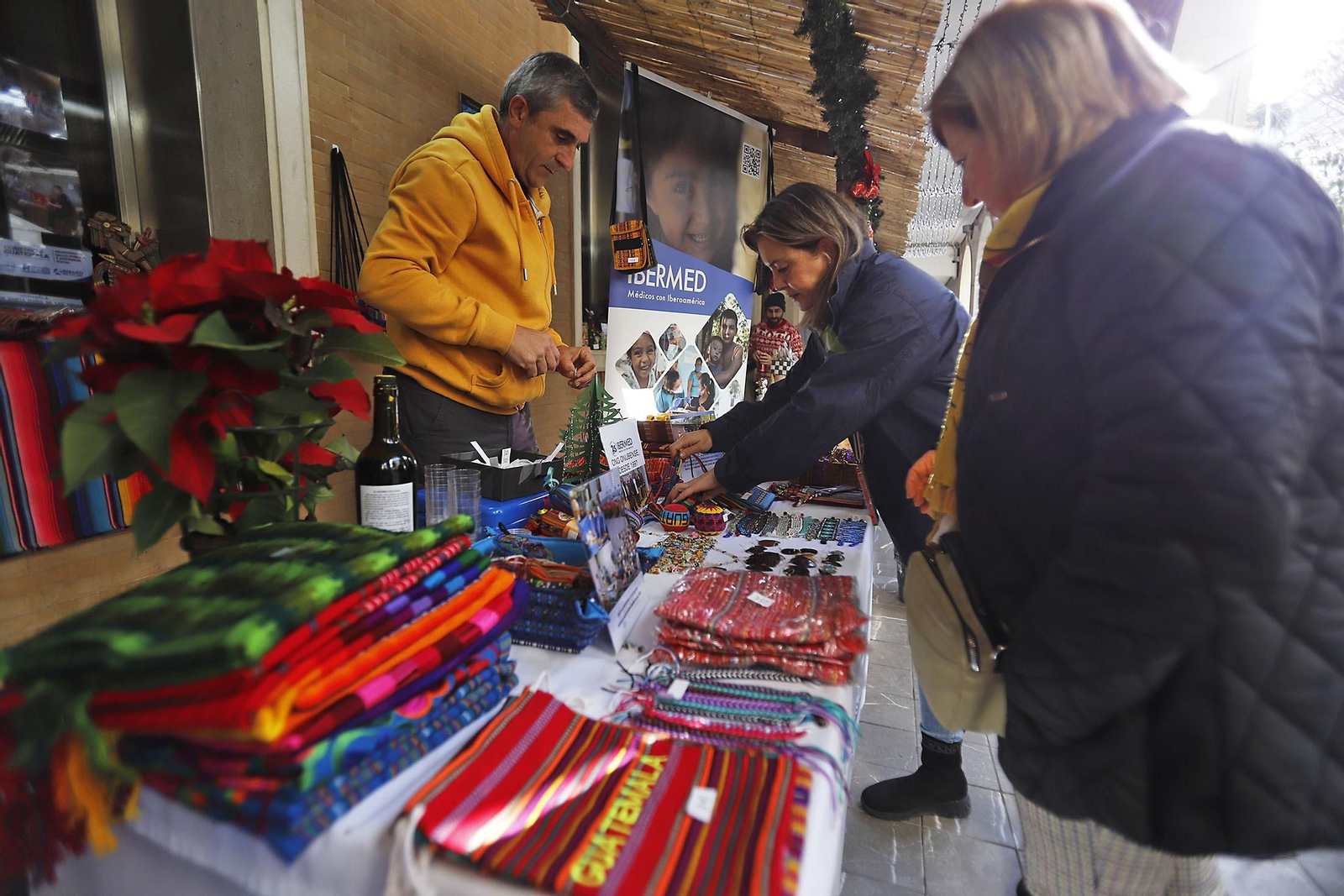 Imágenes del Mercadillo Solidario Navideño en la Diputación de Huelva