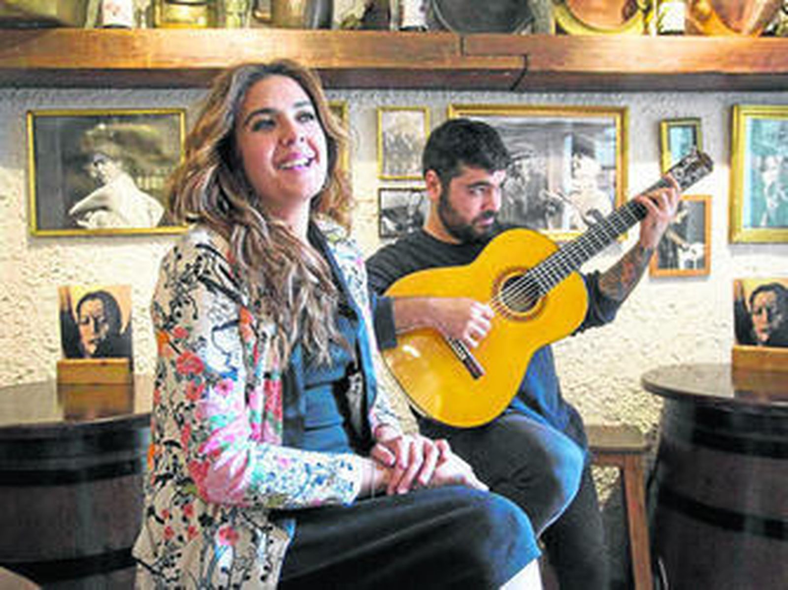 Alba Molina y Joselito Acedo, ayer, en una taberna malagueña.