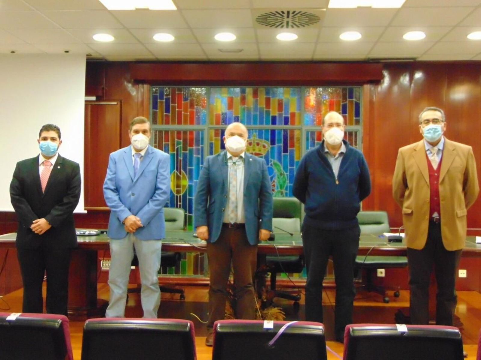 Manuel León,  en el centro, durante la toma de posesión.