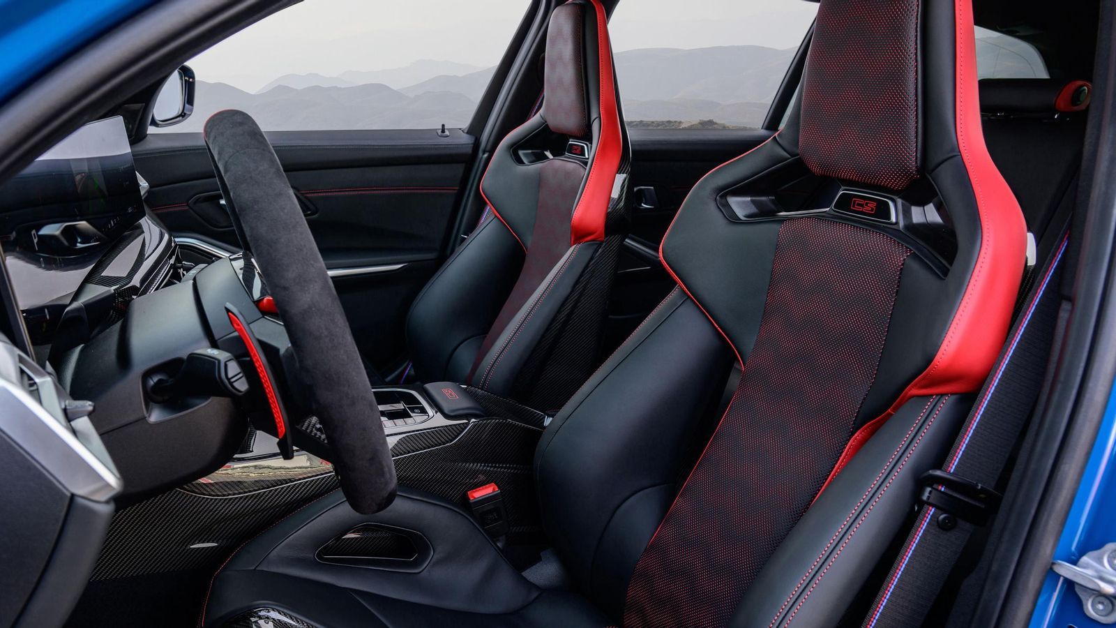 Los asientos delanteros son específicos de los CS. Están tapizados parcialmente en cuero y tienen una estructura de CFRP.