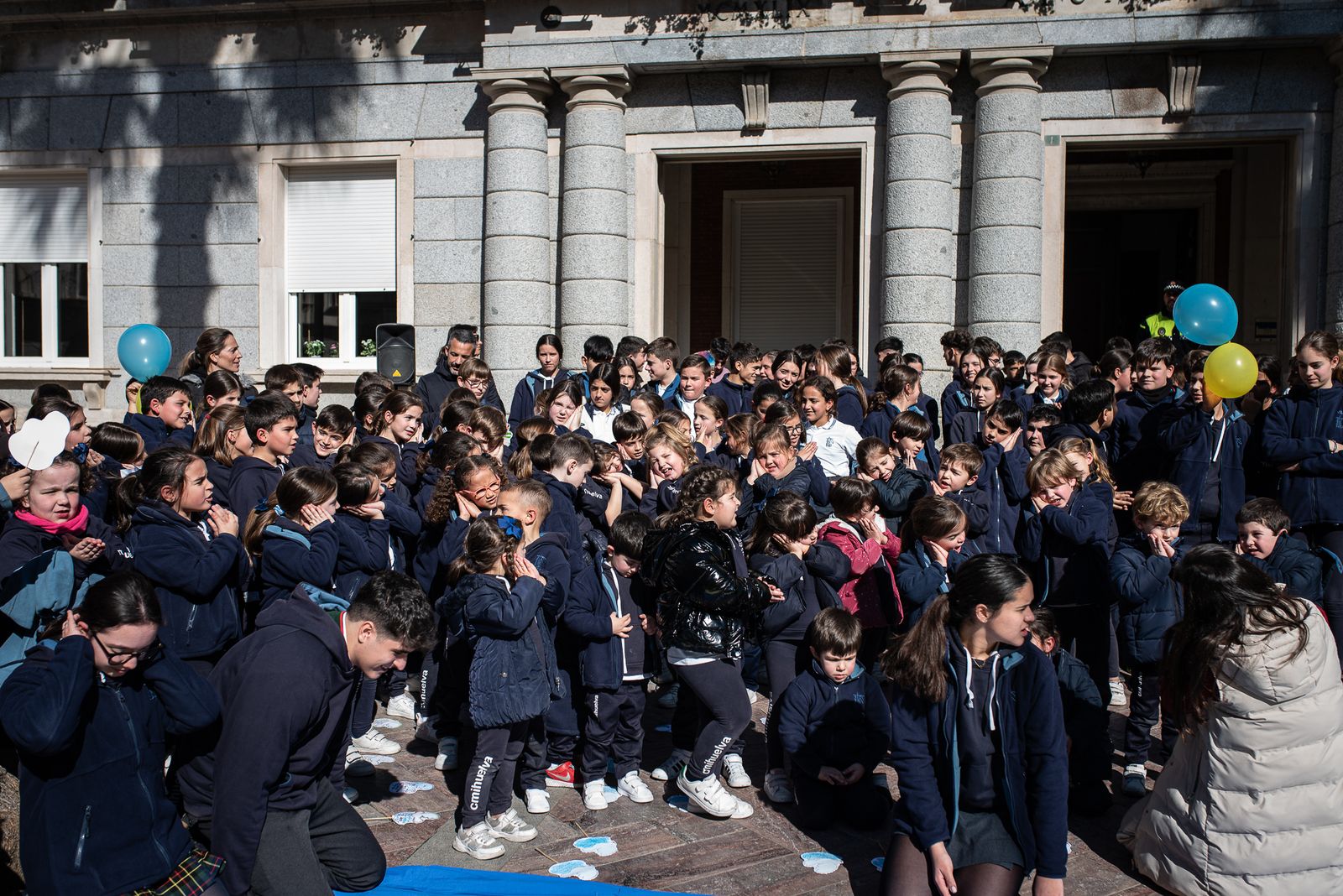Imágenes de la lectura del manifiesto por la paz de los alumnos del Colegio María Inmaculada