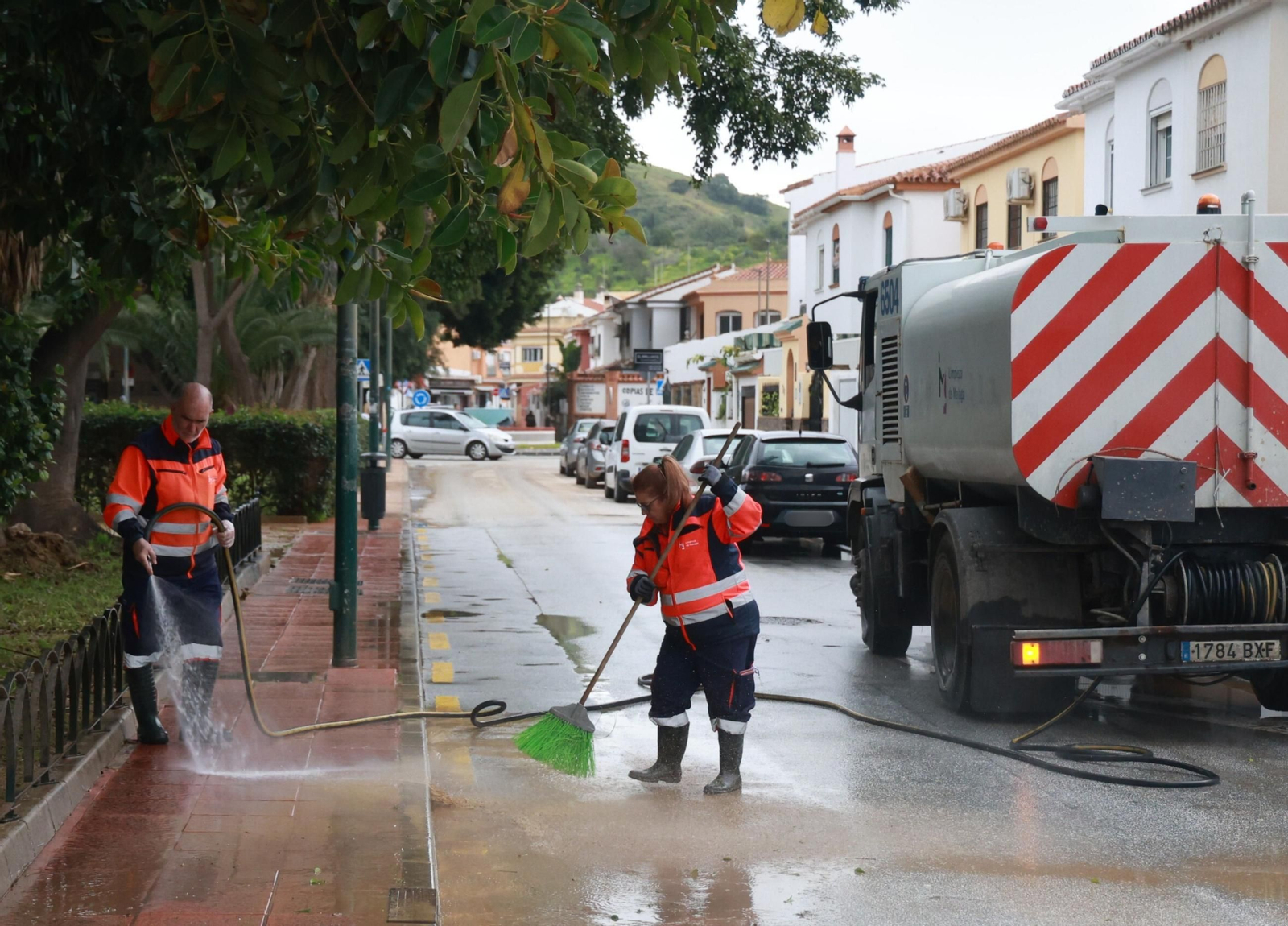 Labores de limpieza en Campanillas tras las inundaciones del río Guadalhorce, en imágenes