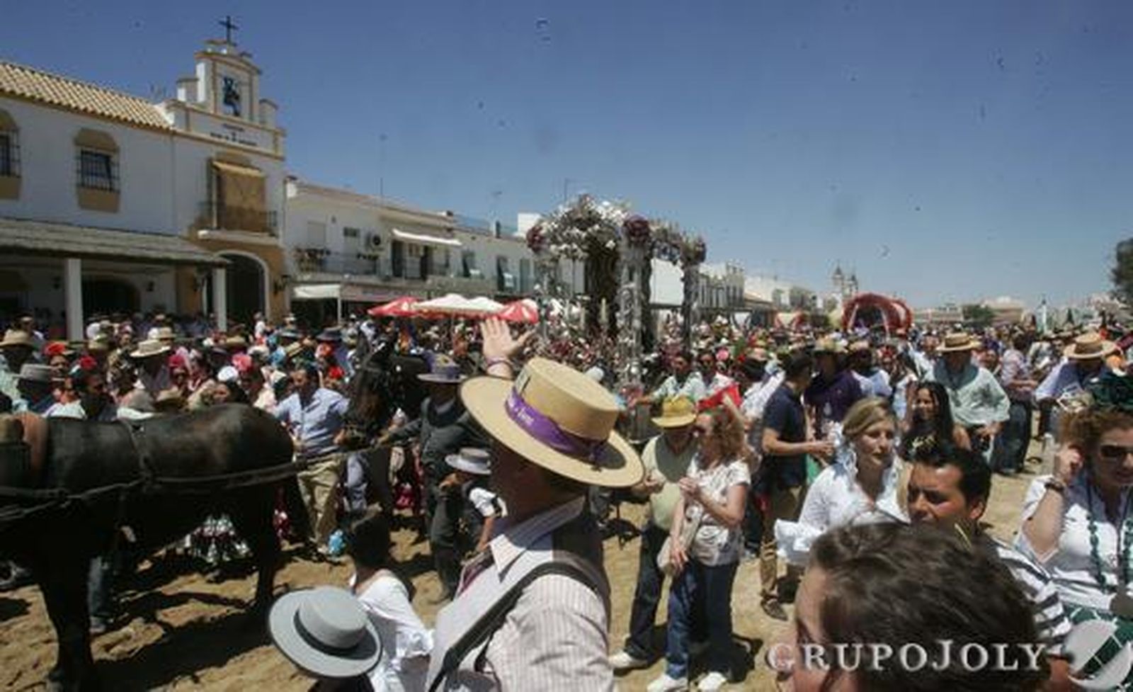 La caravana rociera jerezana adentrándose en las calles de la aldea

Foto: Pascual