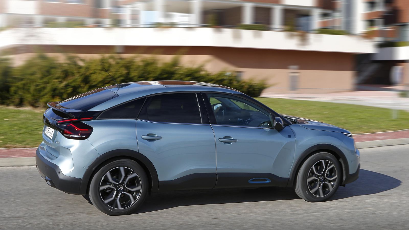 Como otros eléctricos de PSA el motor es de 100 kW (136 CV) y la batería de 50 kWh.