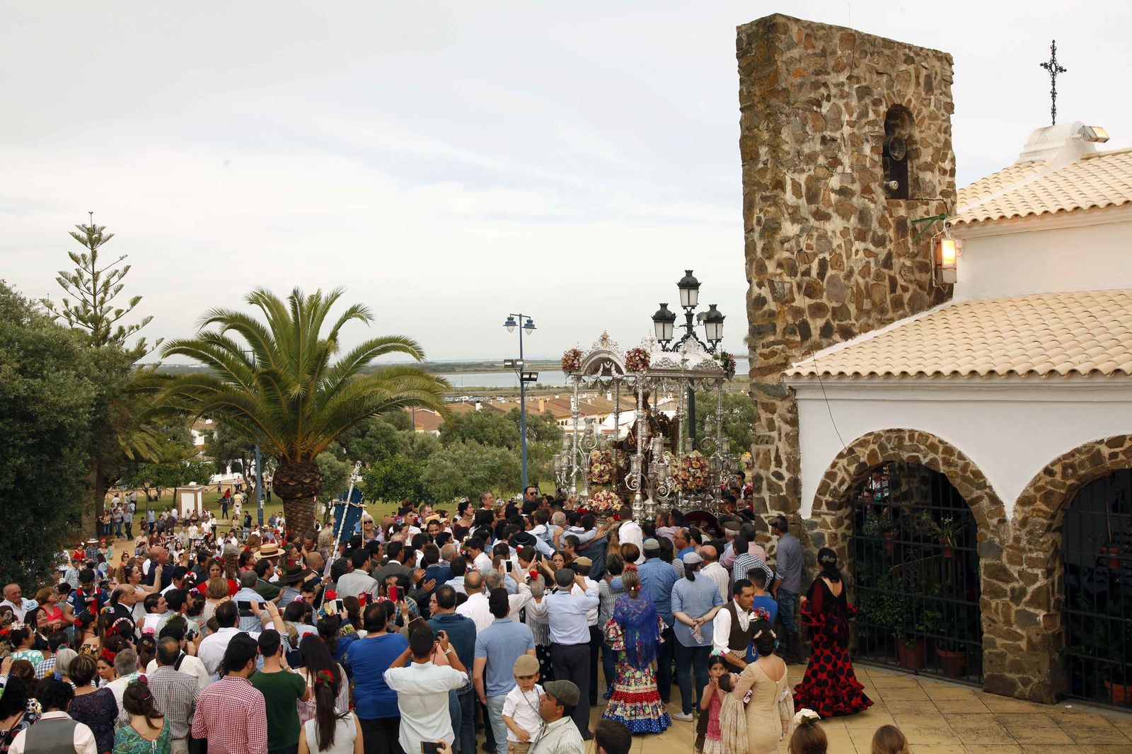 Las imágenes de la procesión de la Virgen de la Bella por el recinto romero de El Terrón
