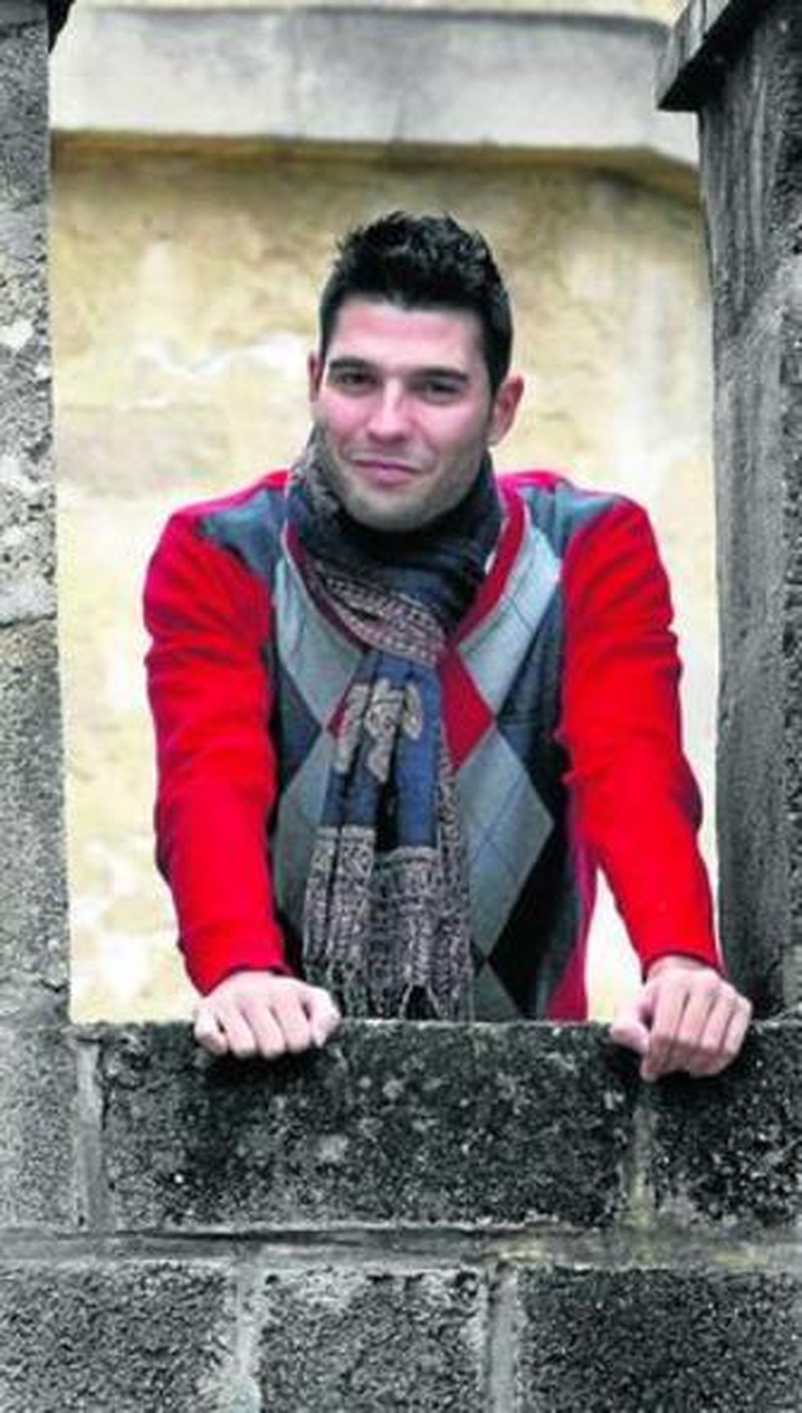 Nicolás García, asomado a las almenas del Castillo de San Marcos.