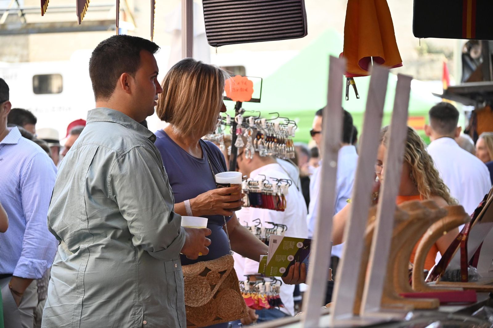 Imágenes de ambiente en el cuarto día de toros en Huelva