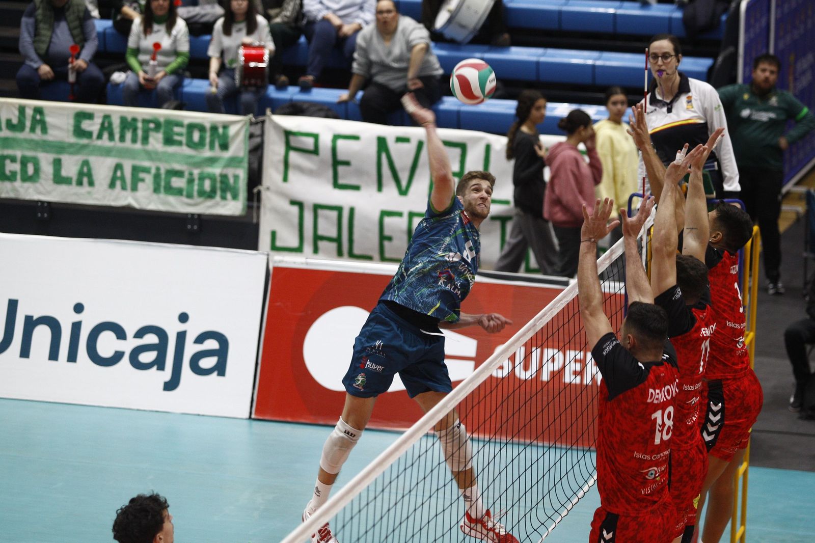 Pepe Villalba realiza un remate durante una acción del encuentro entre los ahorradores y los canarios.