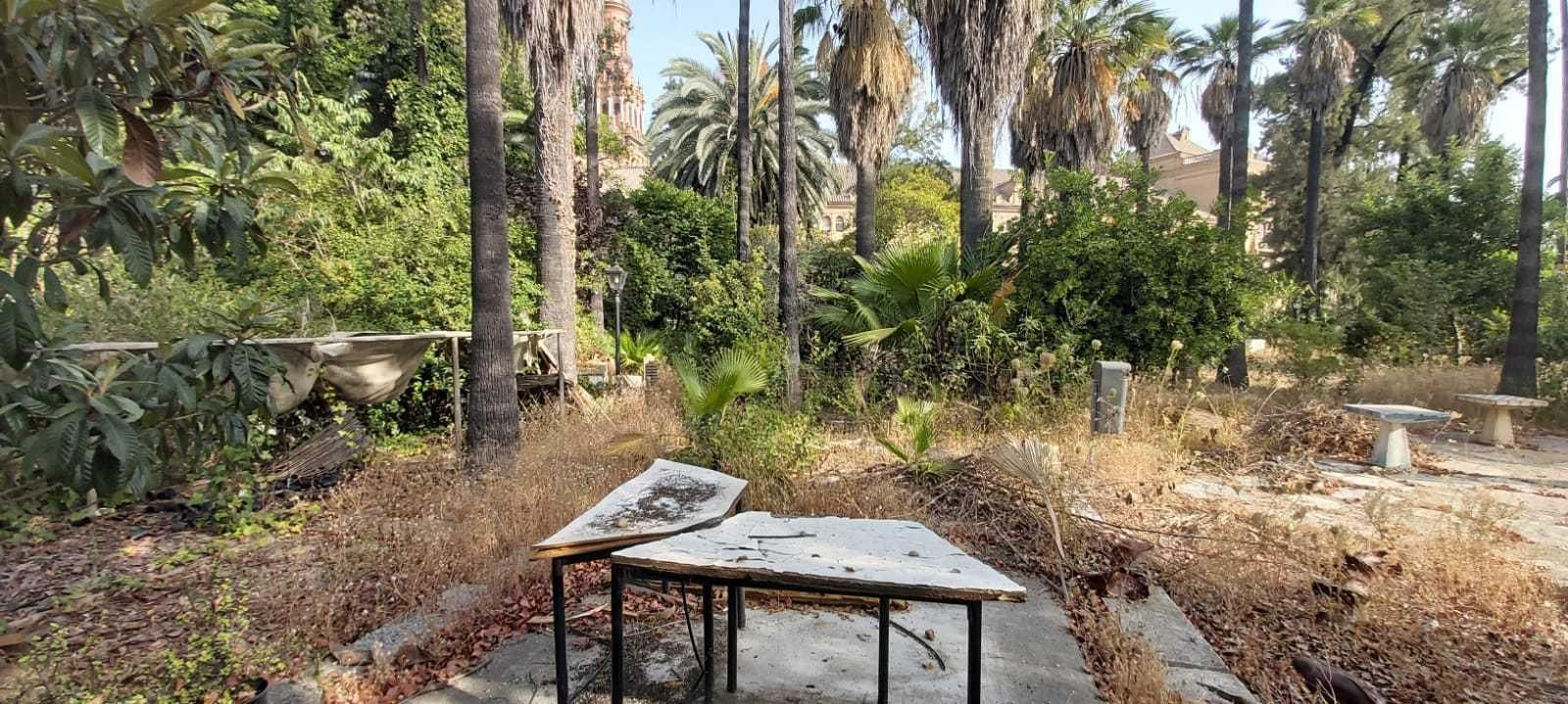 La maleza y el abandono se han adueñado del Parque de Blancanieves.