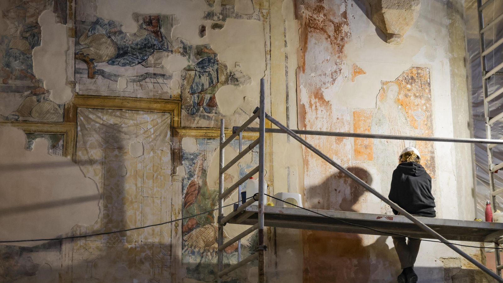 Trabajos de restauración de las pinturas murales encontradas en los paramentos.